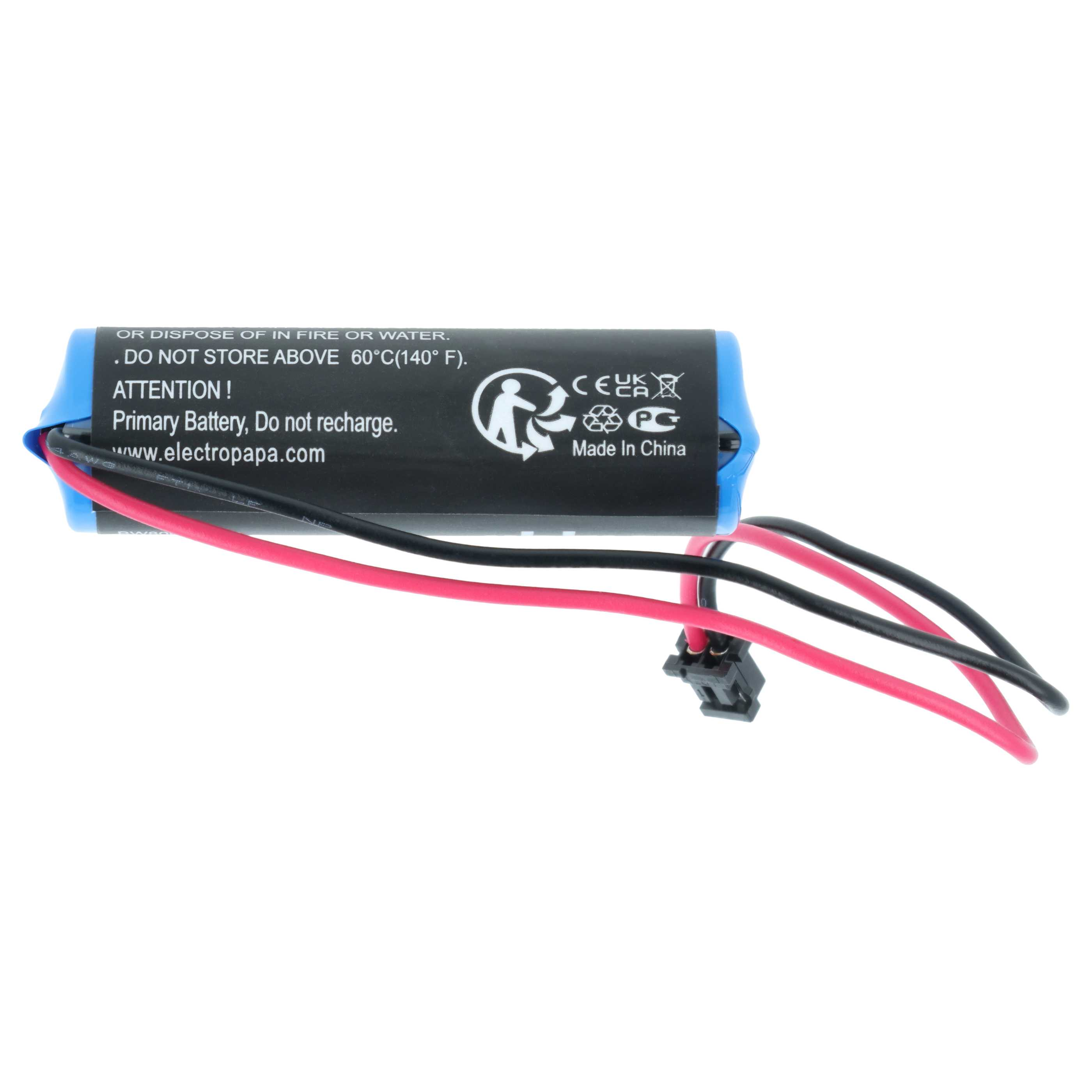 Eine Batterie mit roten und schwarzen Drähten, einem schwarzen Etikett mit Text und einem Stecker. Weißer Hintergrund.