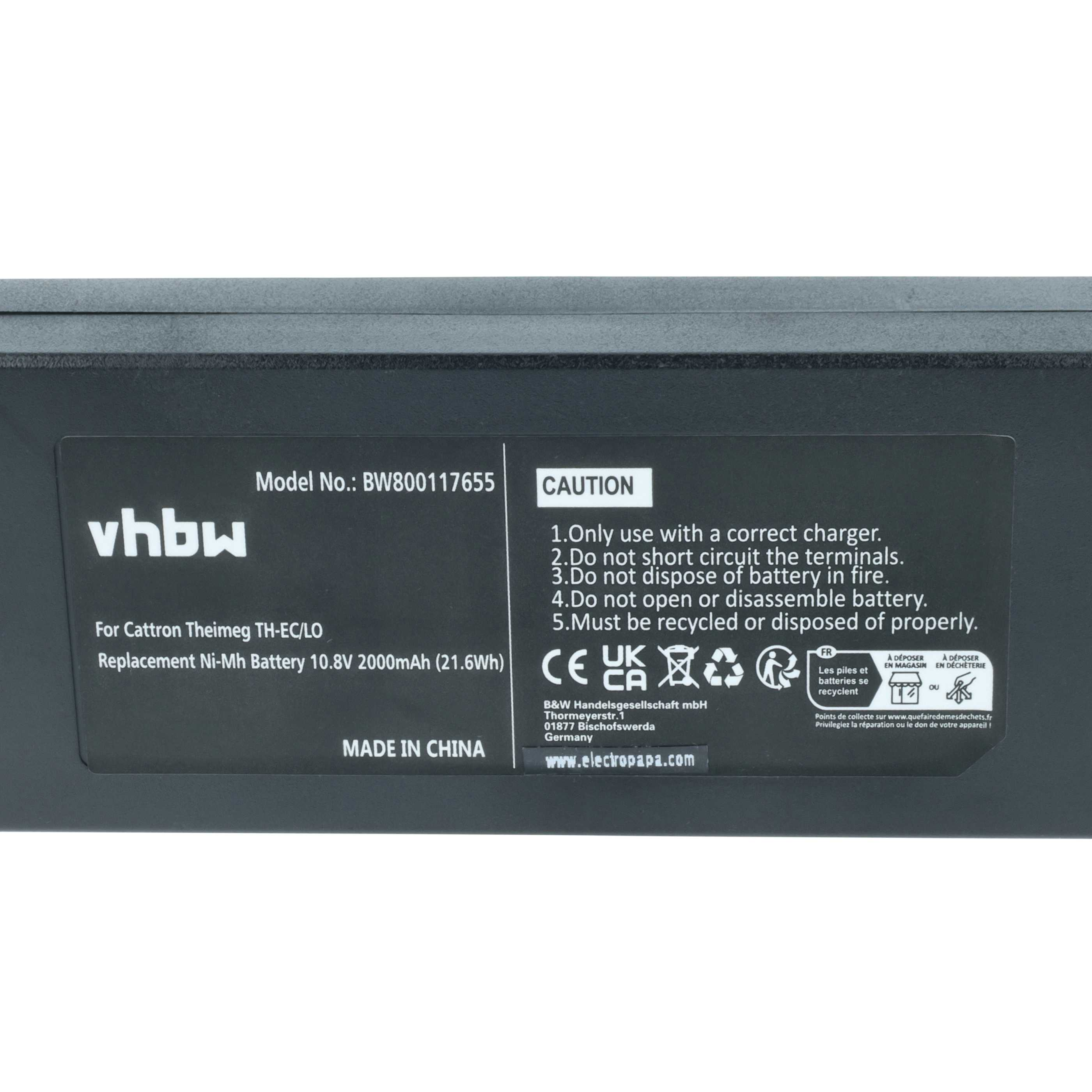 Eine Batterie mit Sicherheitshinweisen und Recycling-Symbolen wird gezeigt. Der Text enthält Modellnummer, Spannung und Herstellerinformationen.