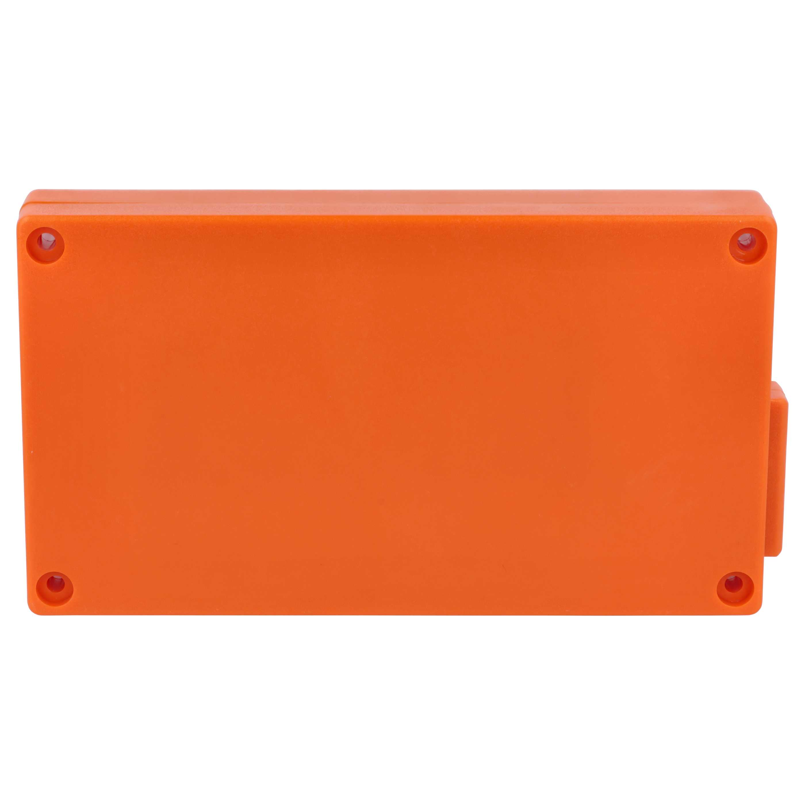 Eine orangefarbene rechteckige Plastikbox mit abgerundeten Ecken steht auf weißem Grund.