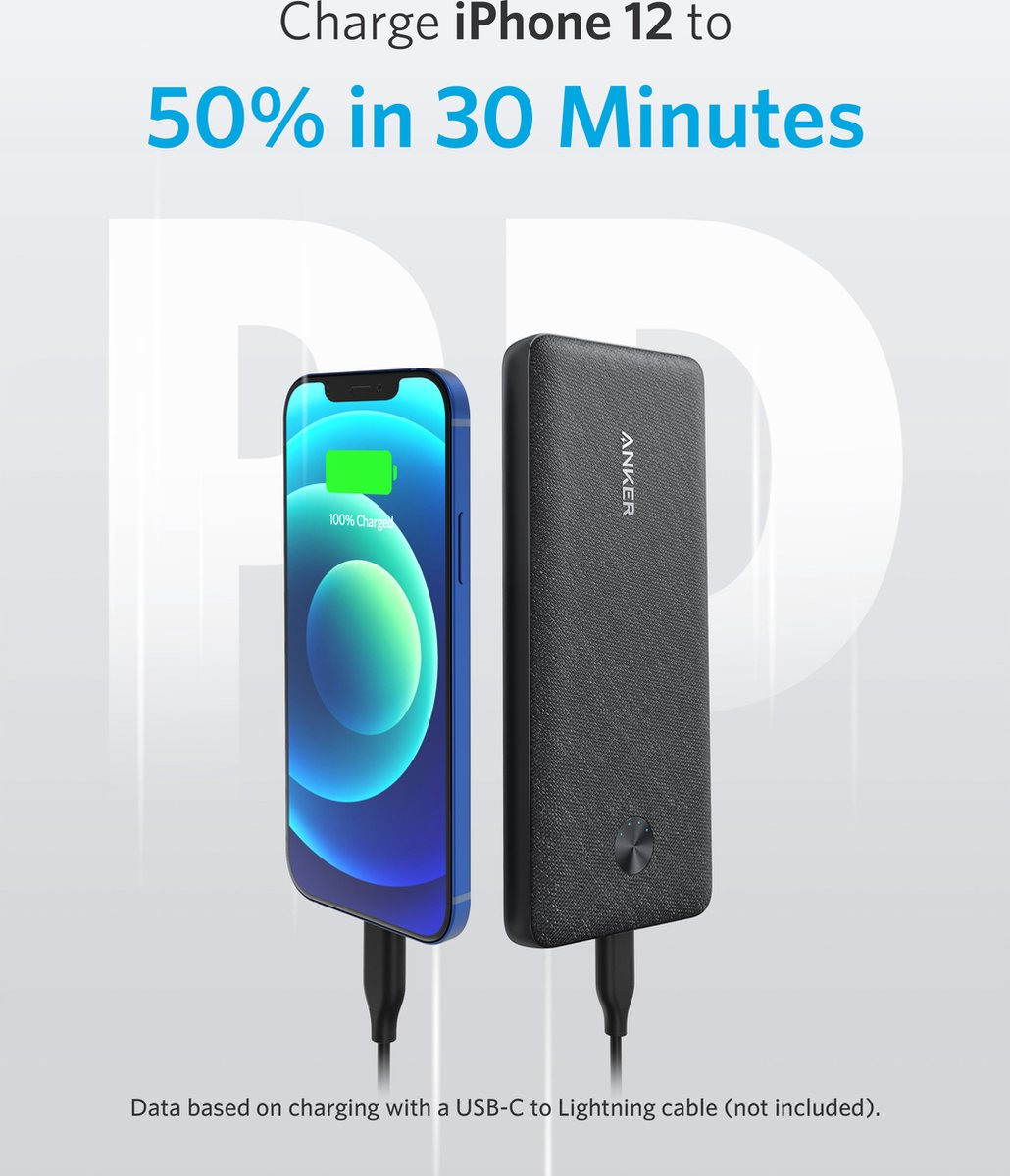 Un iPhone 12 in carica da un power bank. Lo schermo del telefono mostra il 100% di carica. Testo: 'Ricarica iPhone 12 al 50% in 30 minuti'.