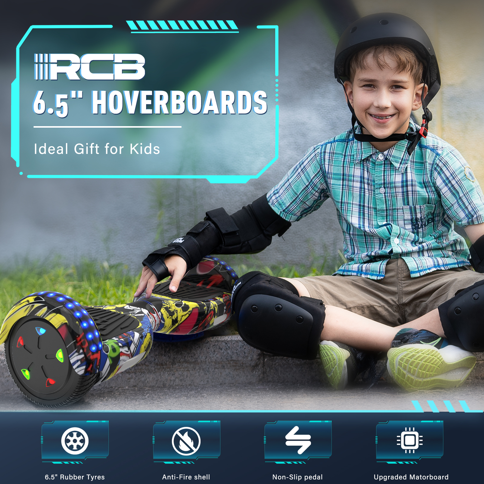 Un niño con casco está sentado cerca de un hoverboard. El hoverboard es negro, amarillo y azul. El niño lleva equipo de protección.