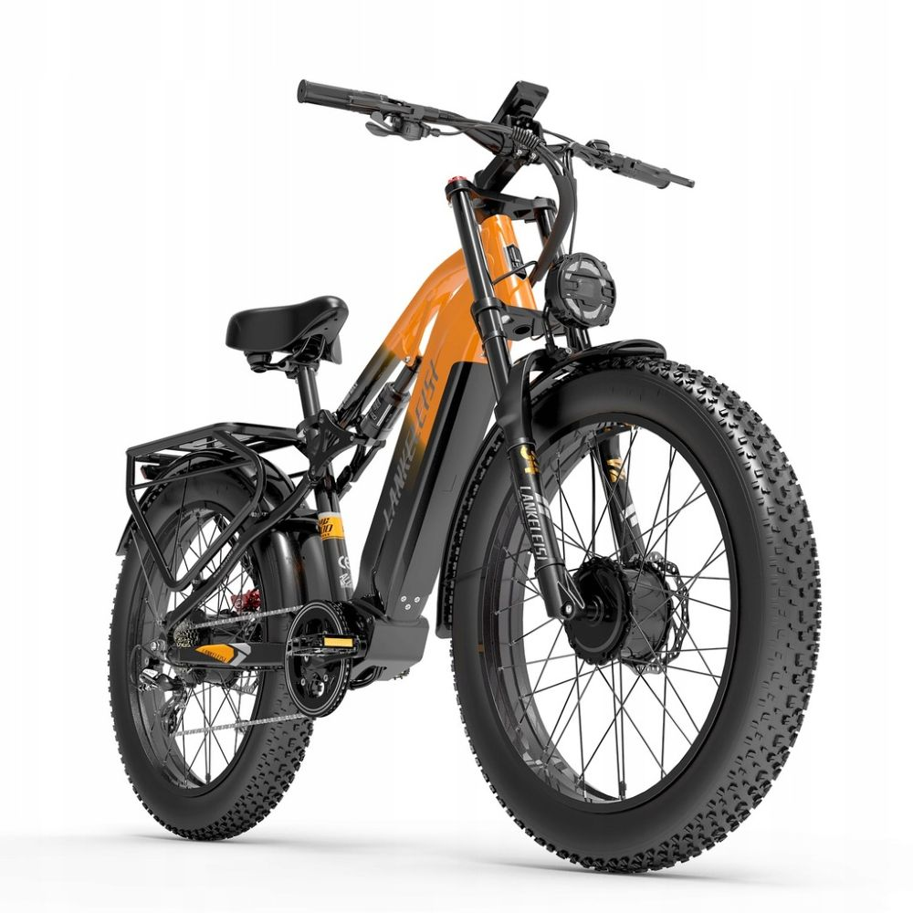 Una bicicleta eléctrica naranja y negra, con neumáticos gruesos, faro y portaequipajes, sobre un fondo blanco.