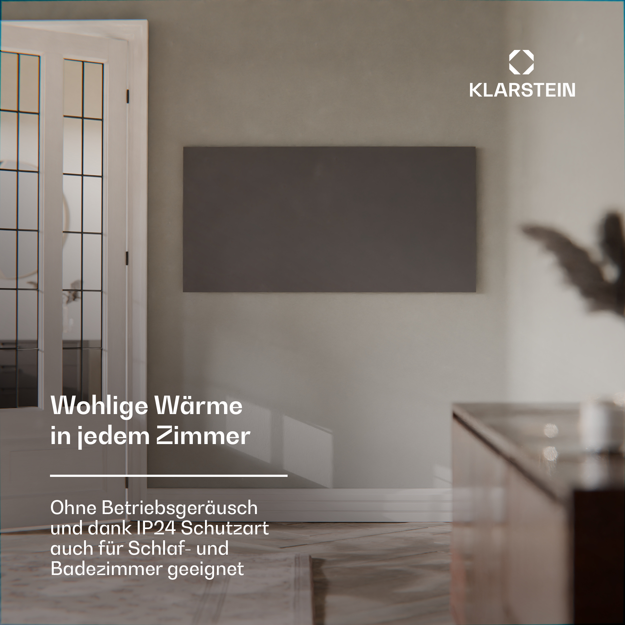 Una habitación con un panel calefactor en la pared. También se ven una puerta, el suelo y muebles.