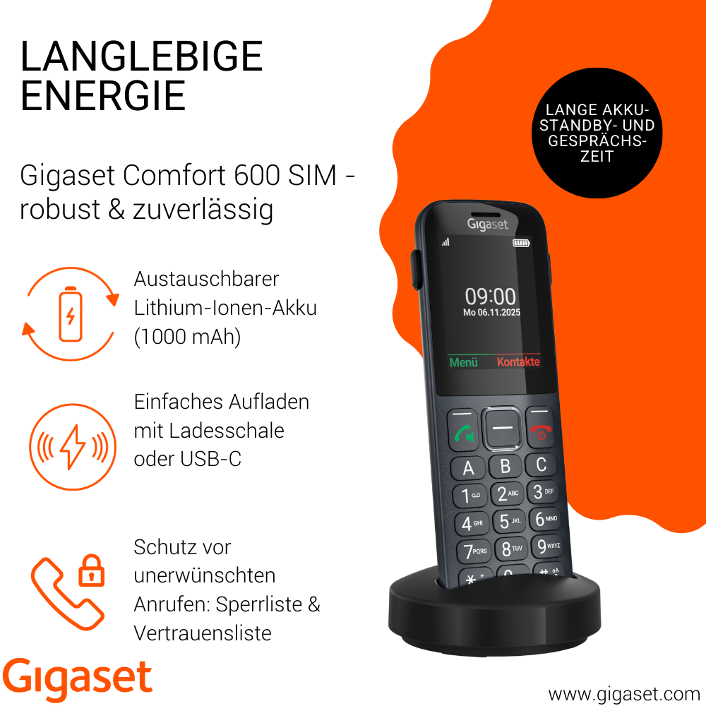 Ein Gigaset-Telefon auf einem Ladegerät zeigt die Uhrzeit an. Akku- und Anrufsymbole sind links. Im Hintergrund befindet sich eine orangefarbene Form.