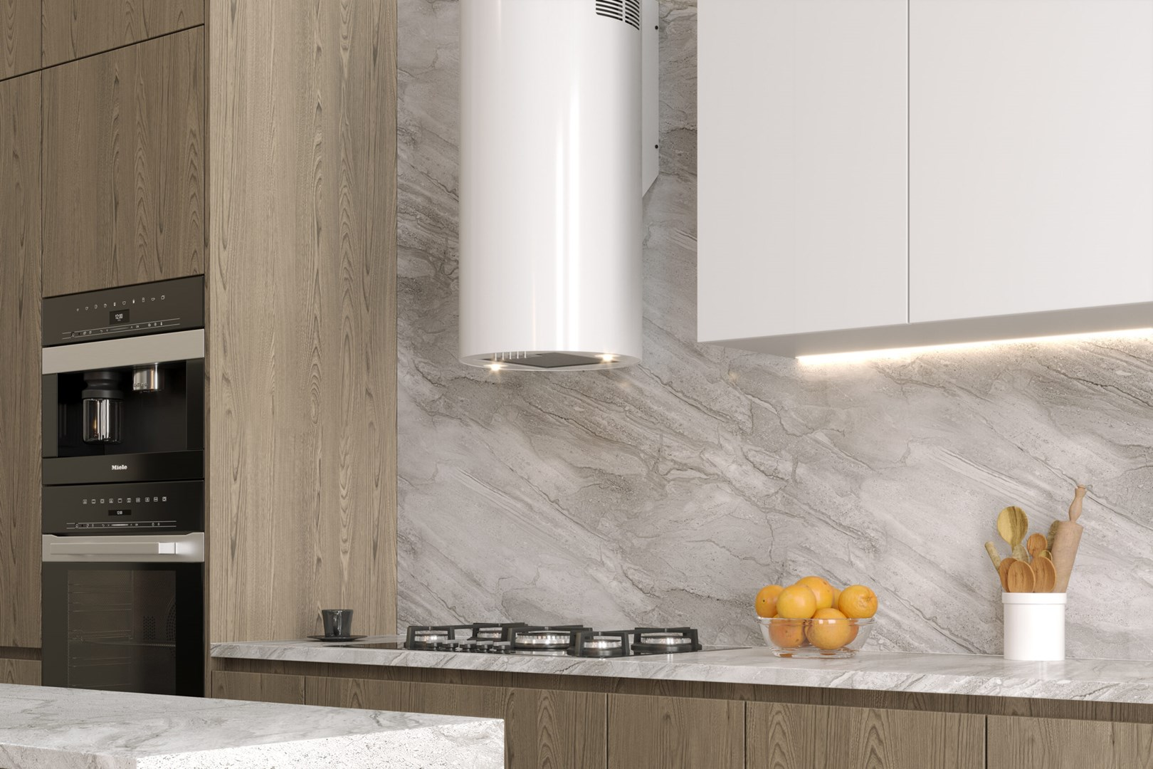 Nowoczesna kuchnia z drewnianymi szafkami, marmurową ścianą tylną, białym okapem i kuchenką gazową. Widoczne pomarańcze i przybory.