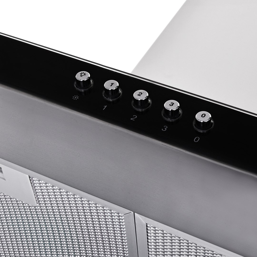 Zbliżenie panelu sterowania okapu. Ma pięć pokręteł z numerami i symbolami oraz metalowe wykończenie.