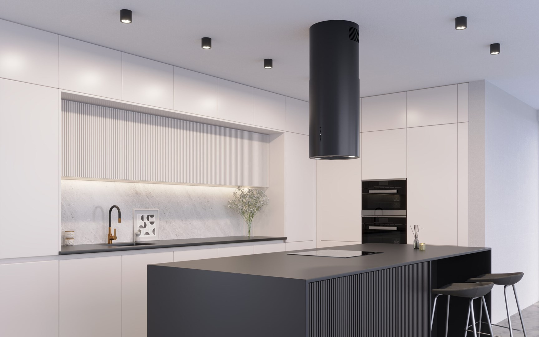 Nowoczesna kuchnia z białymi szafkami, ciemną wyspą, czarnym okapem i stołkami barowymi. Cechy obejmują marmurową ścianę tylną i oświetlenie wpuszczane.