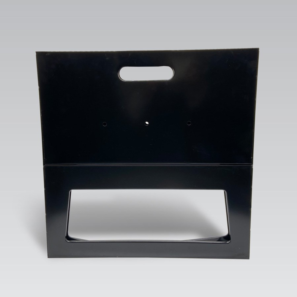 Czarny prostokątny obiekt z wycięciem na uchwyt u góry i prostokątnym otworem u dołu, na szarym tle.