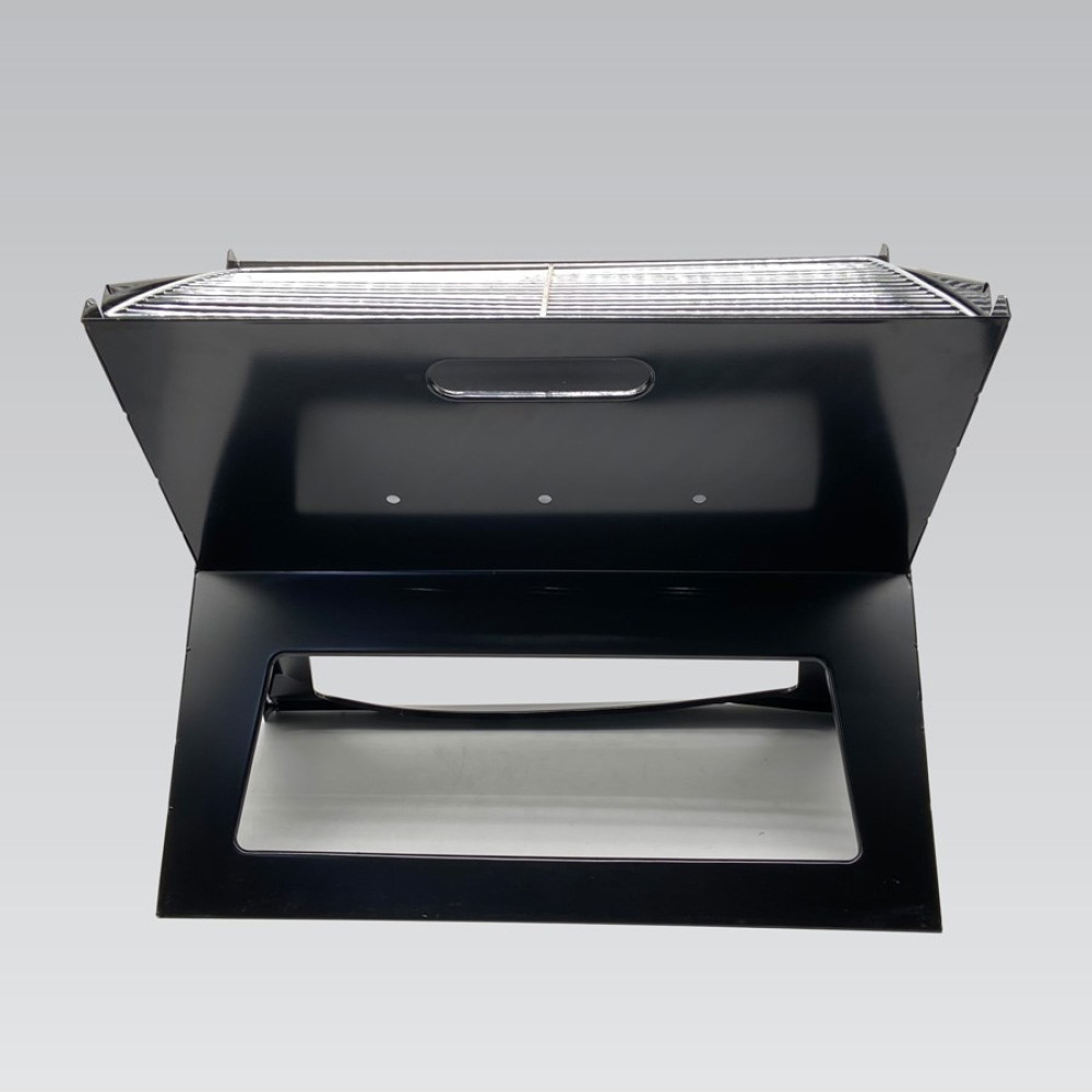 Czarny, otwarty, przenośny grill. Ma uchwyt na górnej części i prostokątny otwór na dole. Tło jest szare.