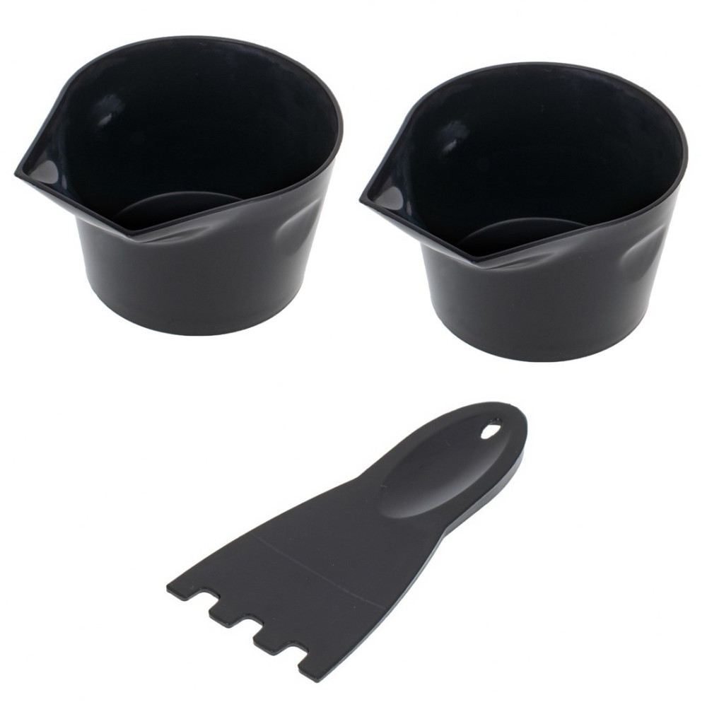 Dwa czarne kubki na farbę i czarna skrobaczka na białym tle. Kubki mają wylewkę. Skrobaczka ma uchwyt i zęby.