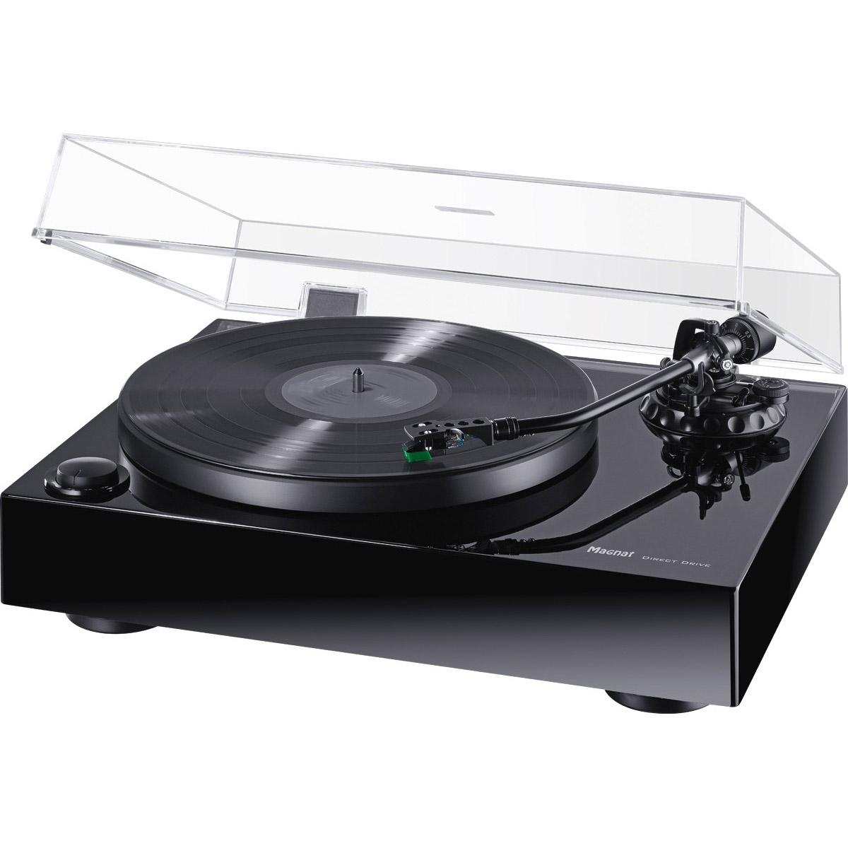Ein schwarzer Plattenspieler mit Vinylplatte, klarer Kunststoffabdeckung und silbernen Details. Der Markenname ist sichtbar.