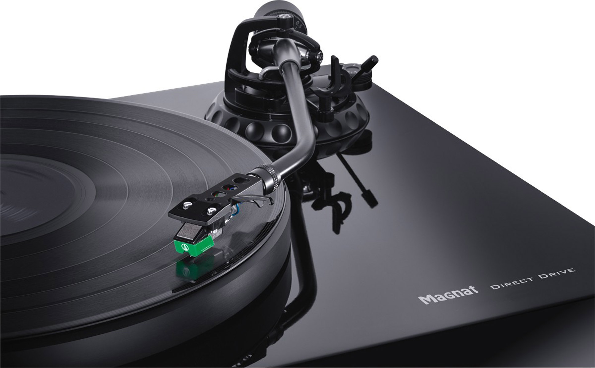 Ein schwarzer Plattenspieler mit einer Vinylplatte. Der Tonarm befindet sich über der Platte.