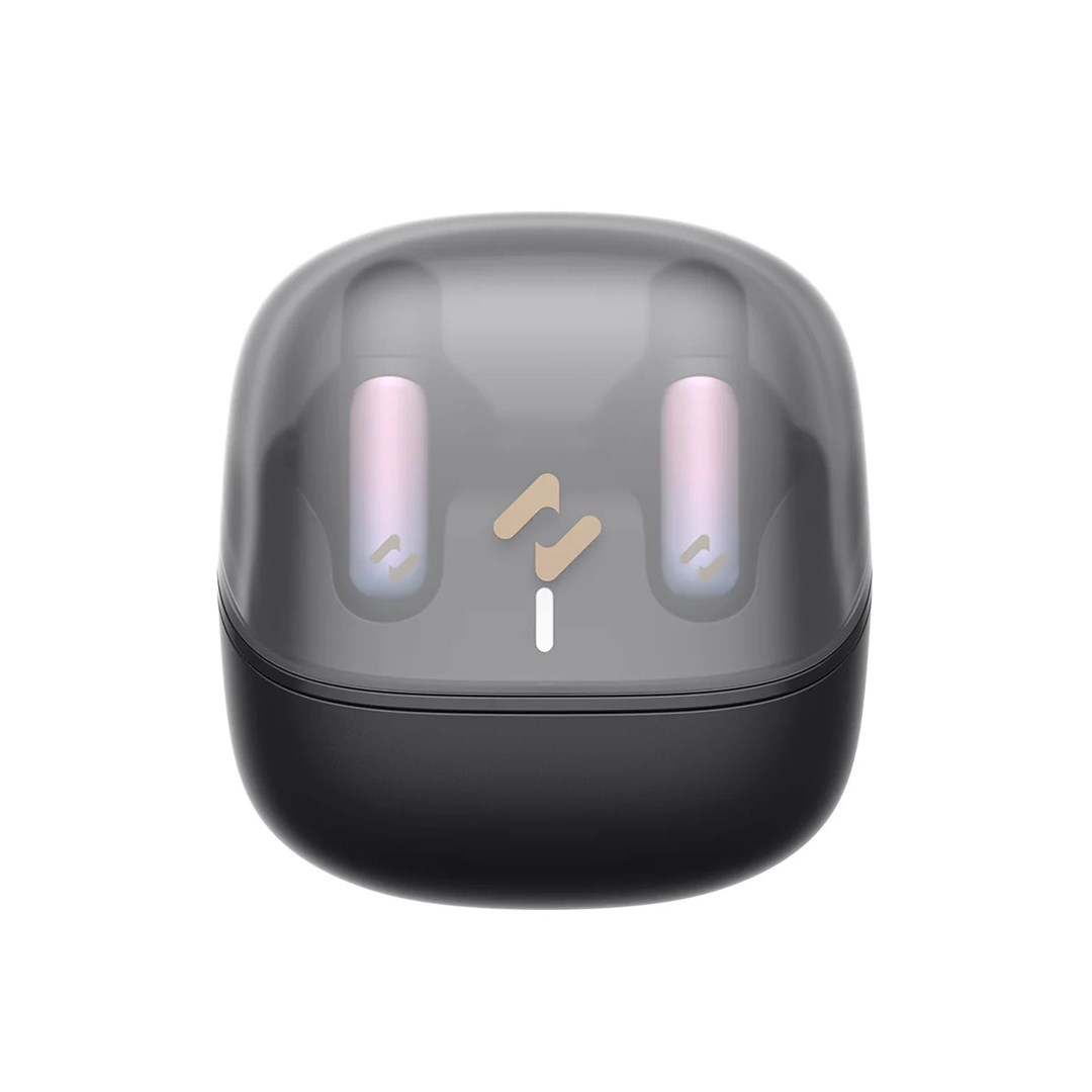 Zbliżenie czarno-szarego etui na słuchawki. Ma przezroczysty wierzch, ze słuchawkami w środku. Etui jest na białym tle.