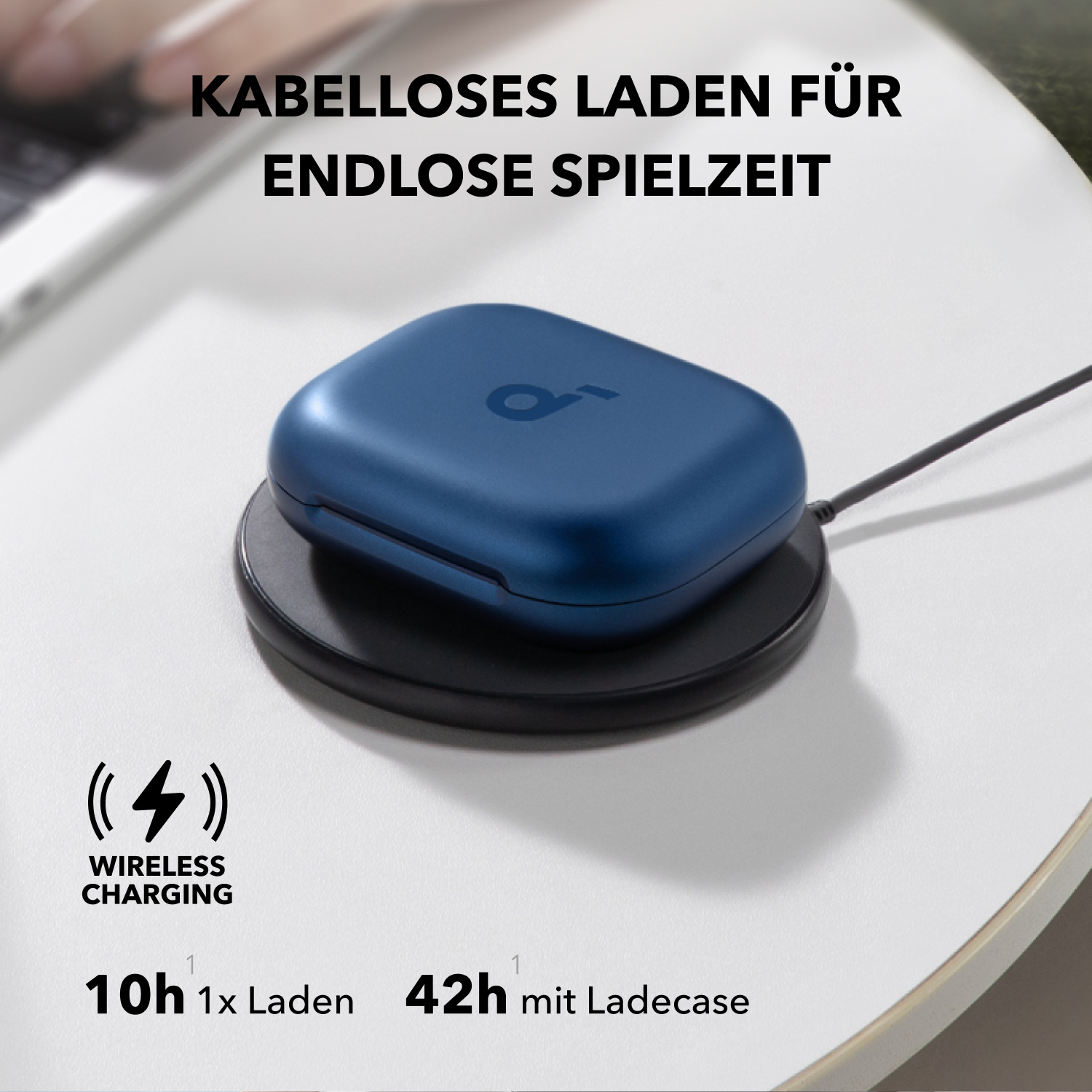 Niebieskie bezprzewodowe etui ładujące na czarnej podkładce. Tekst: 'Wireless Charging' i '10h 1x Laden 42h mit Ladecase'.