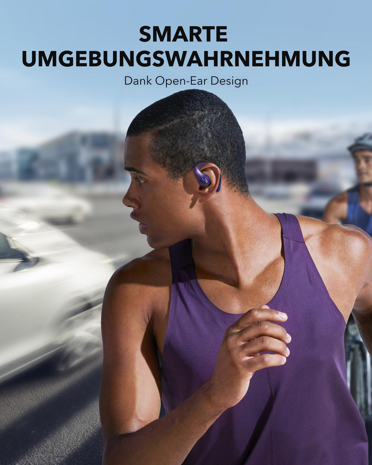 Un hombre corriendo con auriculares morados. Coches y un ciclista en el fondo borroso. El texto superior dice 'SMARTE UMGEBUNGSWAHRNEHMUNG'.