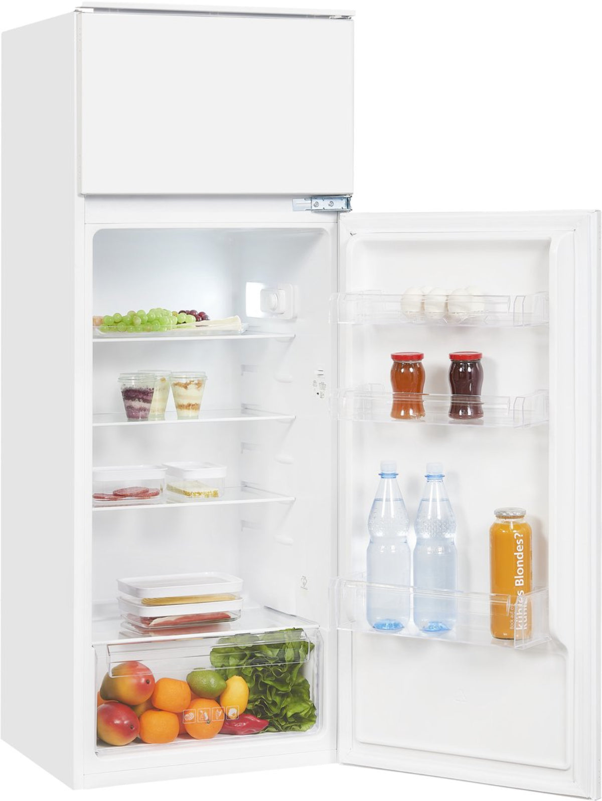 Un réfrigérateur blanc avec sa porte ouverte, rempli d'aliments tels que fruits, légumes, bocaux, bouteilles d'eau et œufs.
