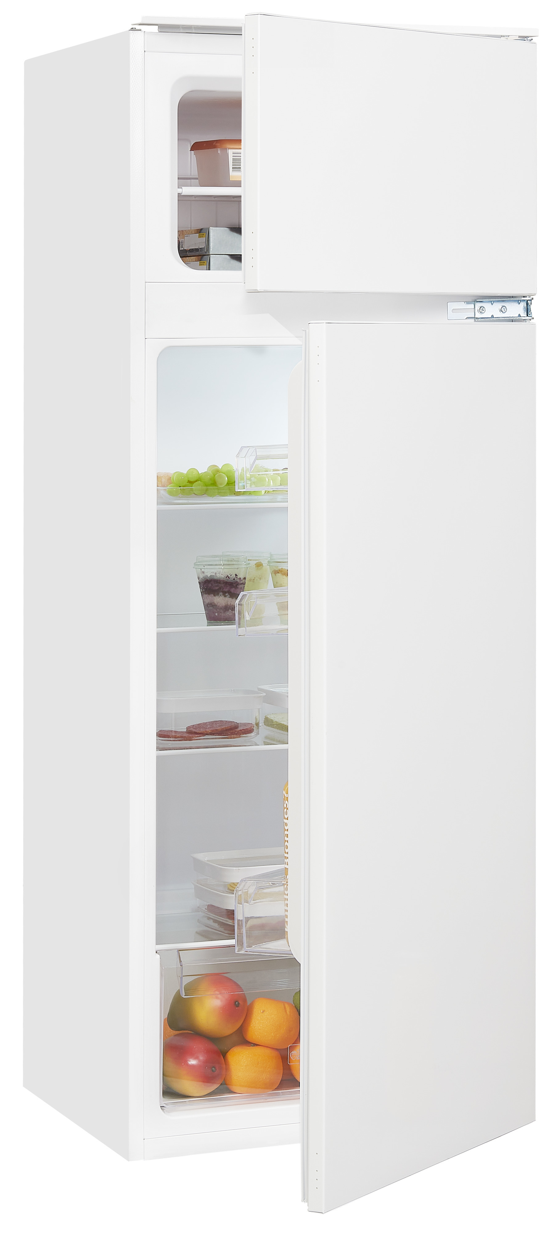 Un réfrigérateur blanc avec portes ouvertes, affichant fruits, légumes et récipients alimentaires sur les étagères.