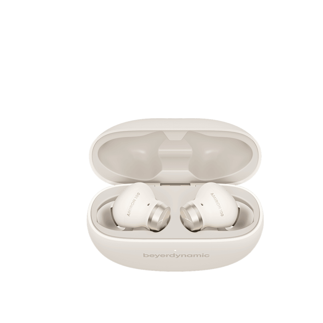 Estuche de auriculares beige abierto con dos auriculares blancos dentro, etiquetados como 'AMIRON 100'. La marca 'beyerdynamic' está debajo.