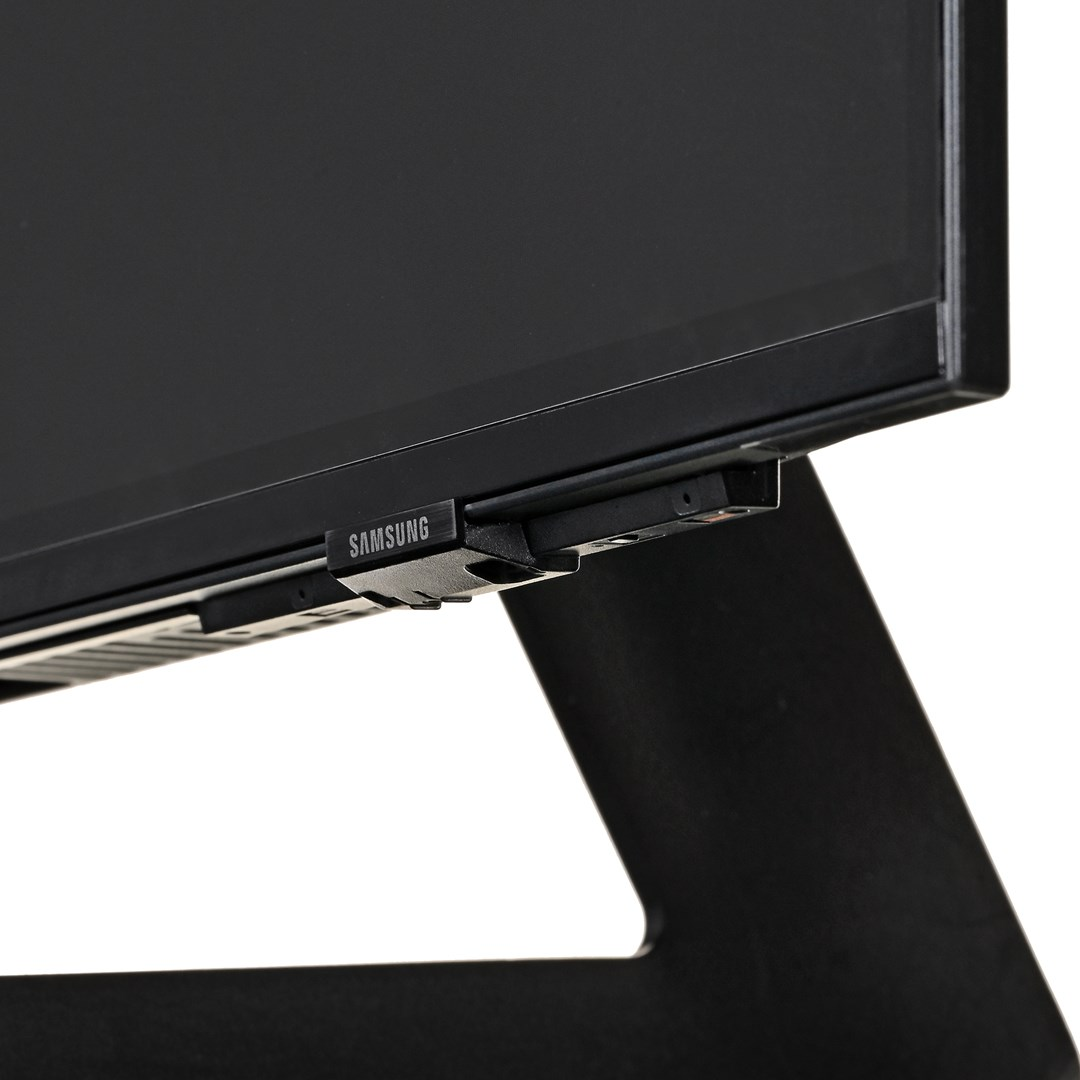 Vista de cerca de un monitor Samsung negro con soporte negro. El logotipo de Samsung es visible.