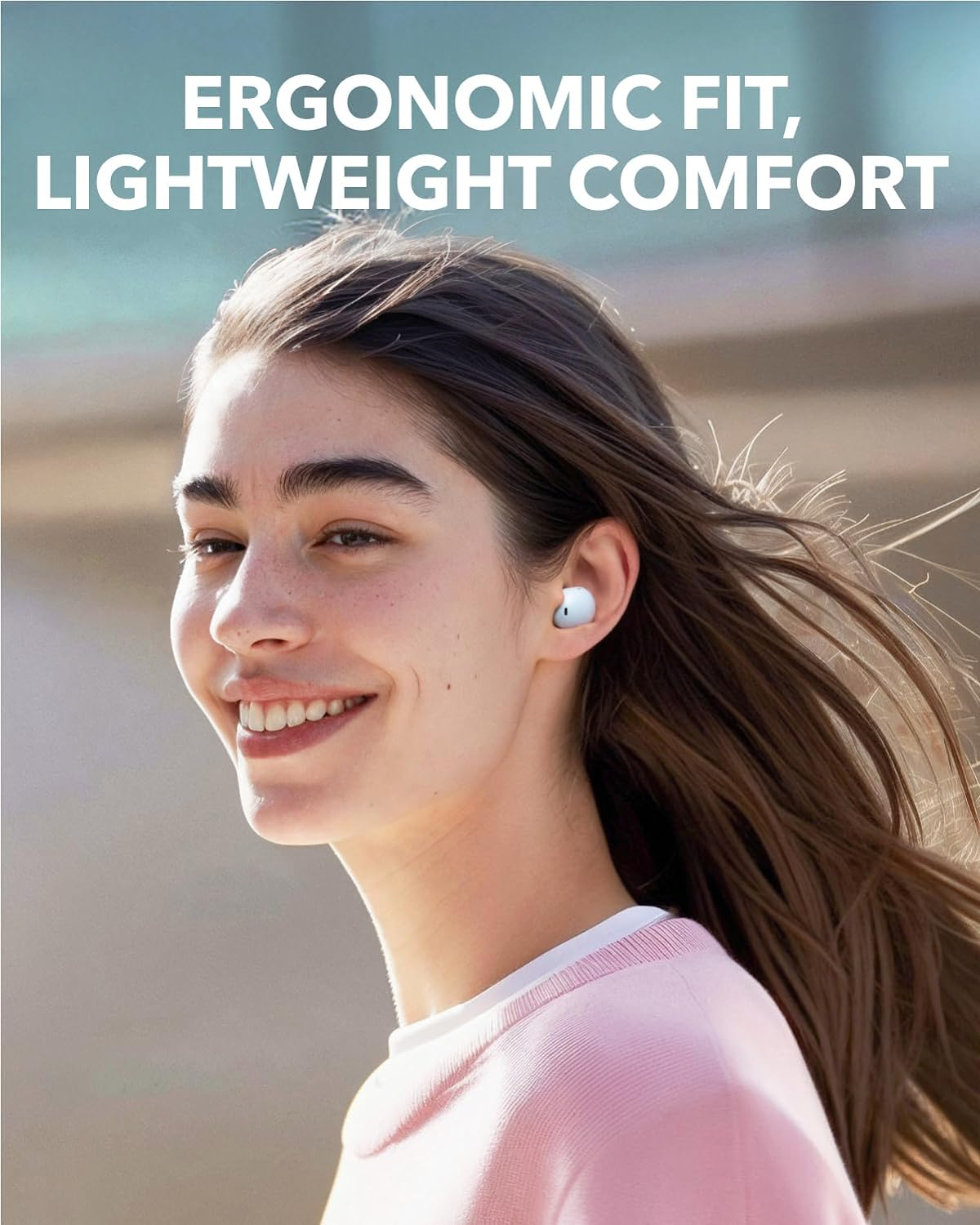 Donna sorridente con auricolari. Il testo dice 'Vestibilità ergonomica, comfort leggero'. Indossa un maglione rosa.