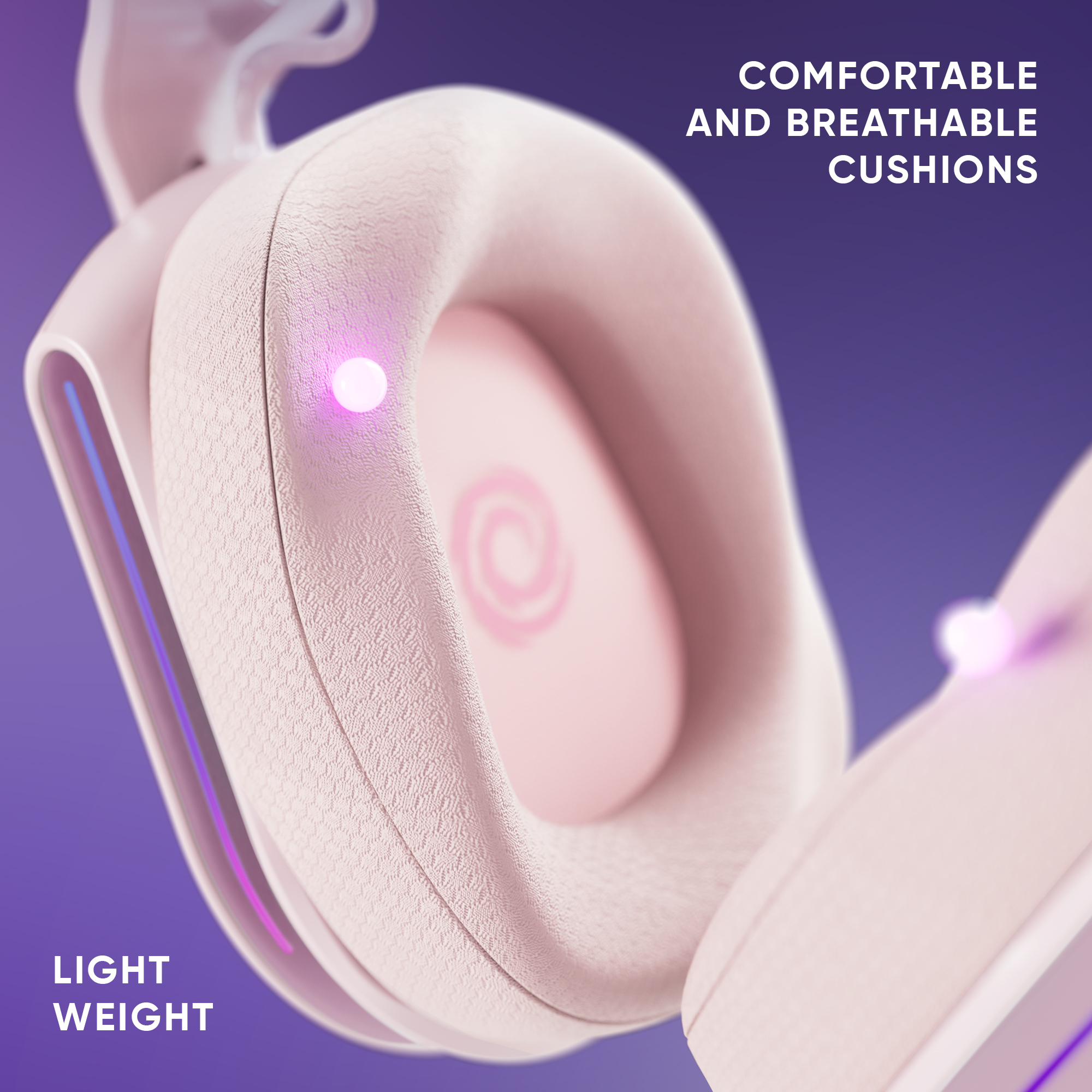 Zbliżenie różowych słuchawek do gier z miękkimi poduszkami, świecącymi światłami oraz napisami 'Light Weight' i 'Comfortable Cushions'.