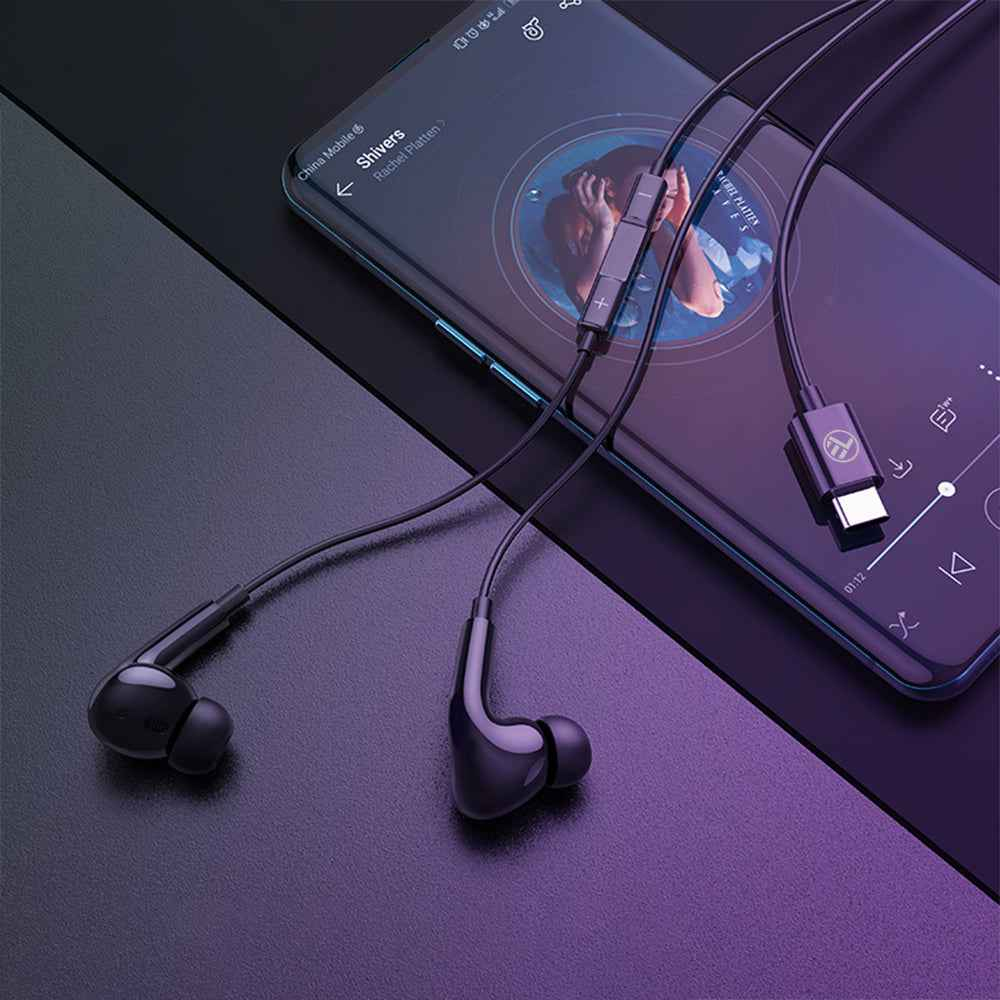 Schwarze Kopfhörer, die mit einem Smartphone verbunden sind, das eine Musikplayer-Oberfläche anzeigt. Der Hintergrund ist ein lila-schwarzer Farbverlauf.