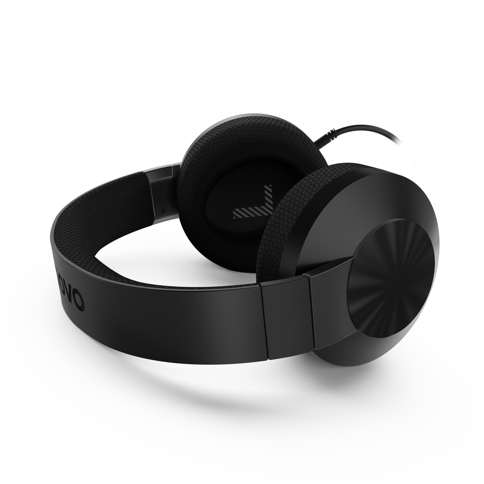 Auriculares Lenovo negros sobre fondo blanco. Los auriculares están en ángulo, con almohadillas y diadema visibles.