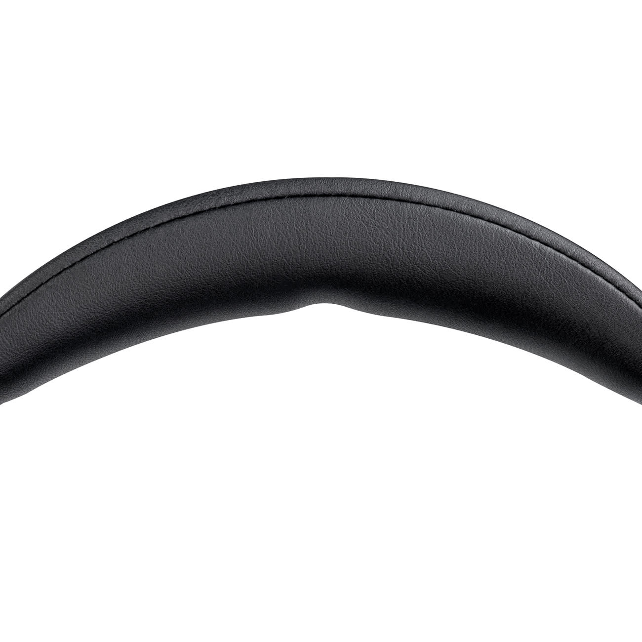 Zbliżenie czarnego, zakrzywionego obiektu na białym tle. Obiekt ma teksturowaną powierzchnię ze szwem.