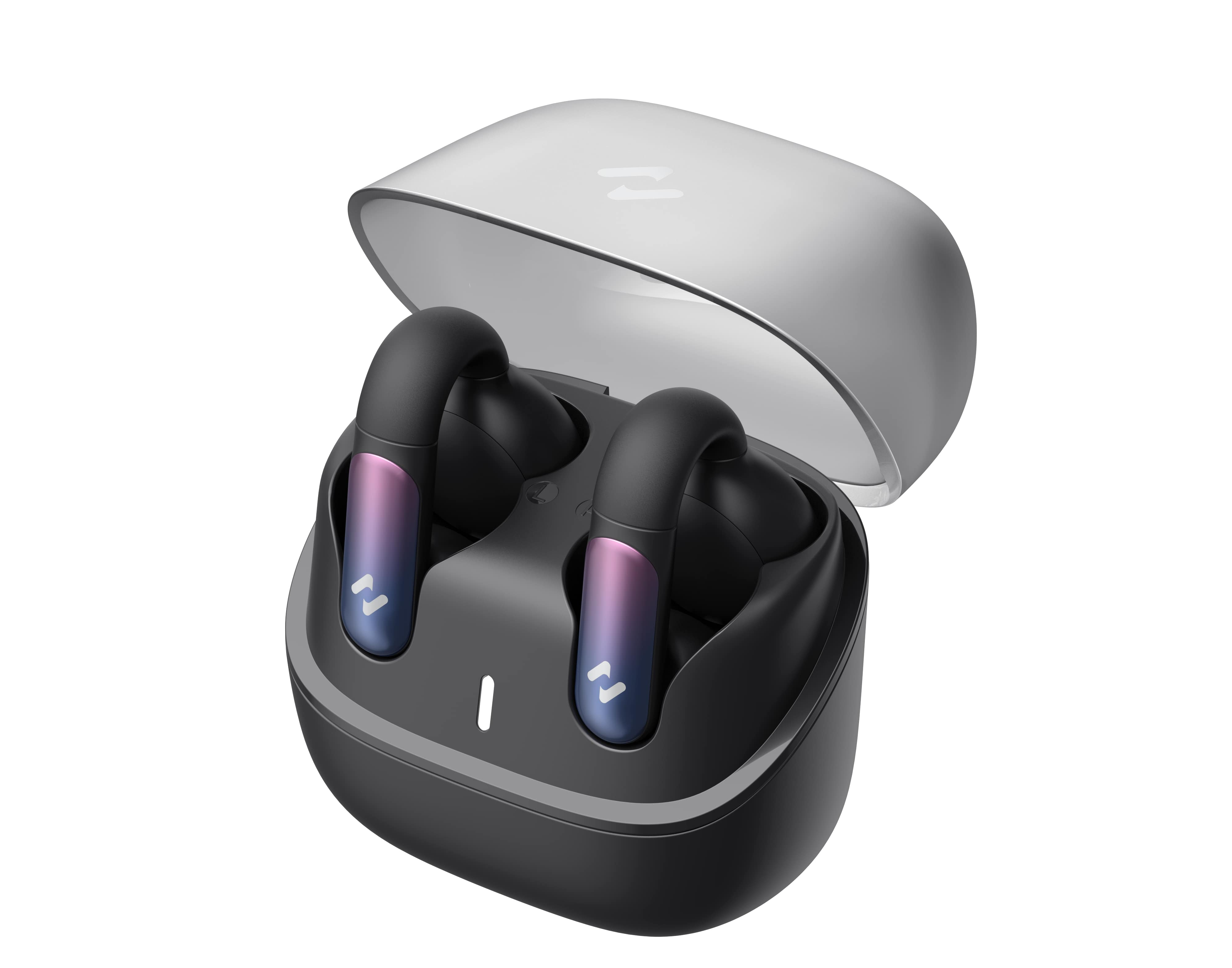 Słuchawki douszne w etui ładującym. Czarne i szare, z gradientem różu i błękitu na słuchawkach. Białe tło.