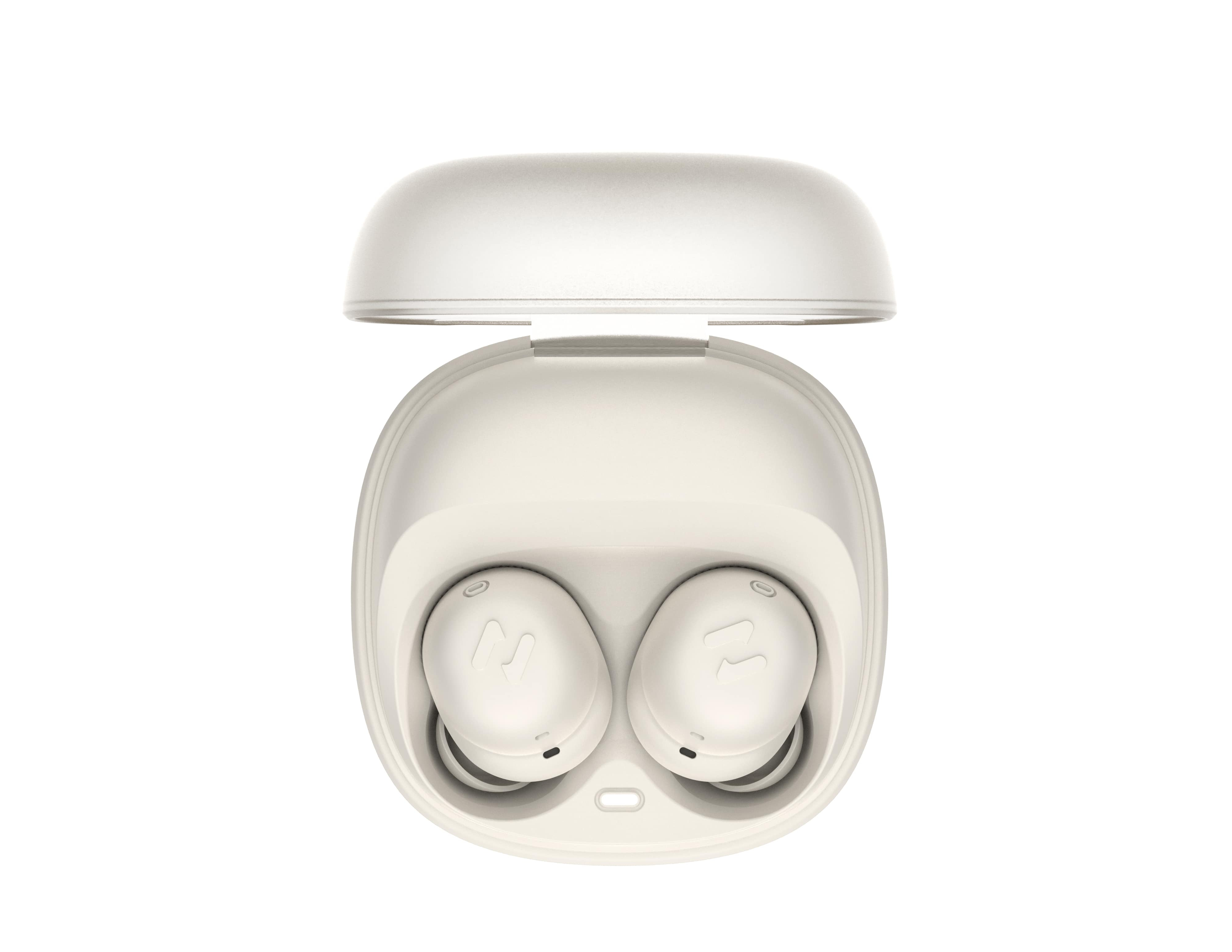 Otwarta biała obudowa słuchawek z dwoma słuchawkami w środku. Obudowa jest otwarta, widać pąki. Białe tło.