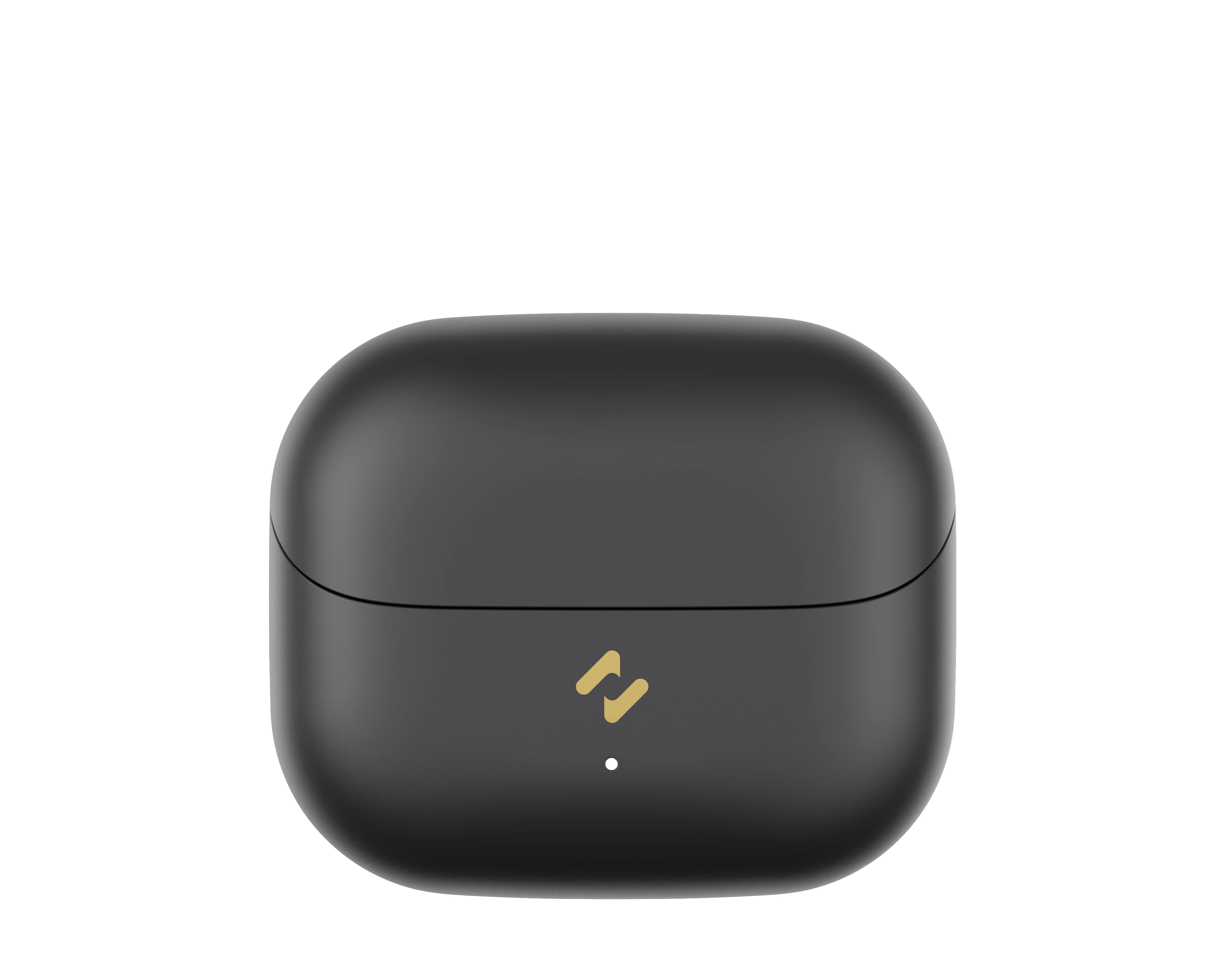 Czarne, zaokrąglone etui ładujące słuchawki. Złote logo i białe światło z przodu. Białe tło.