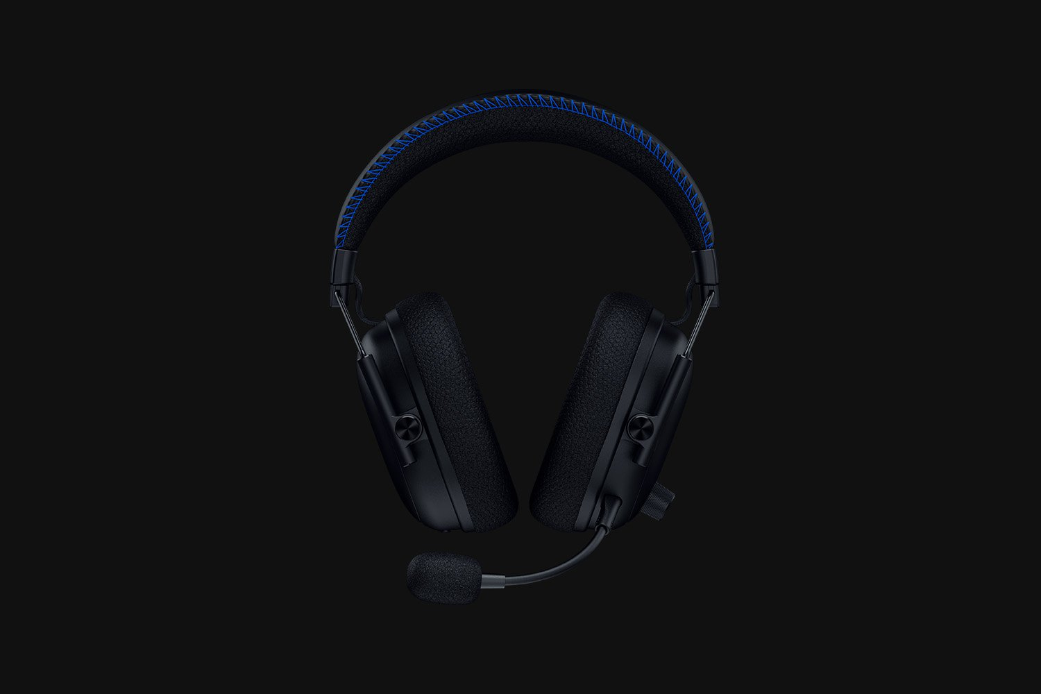 Czarne słuchawki dla graczy z niebieskimi przeszyciami na pałąku i mikrofonem. Czarne tło.