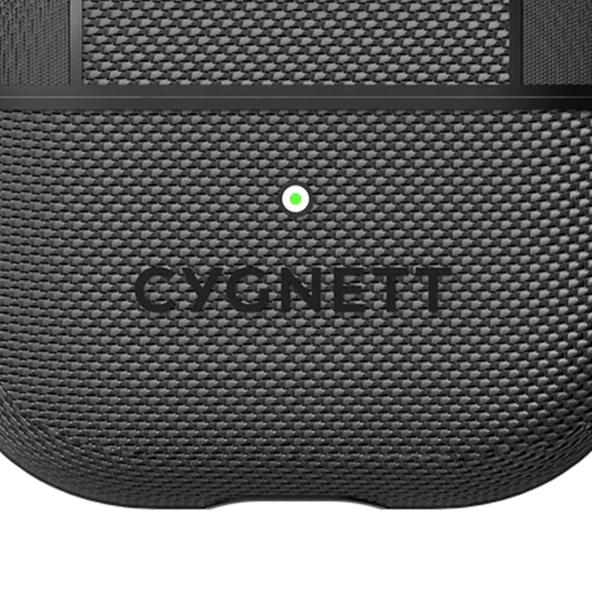 Primer plano de una funda negra CYGNETT. Una luz verde es visible. La funda tiene una superficie texturizada.