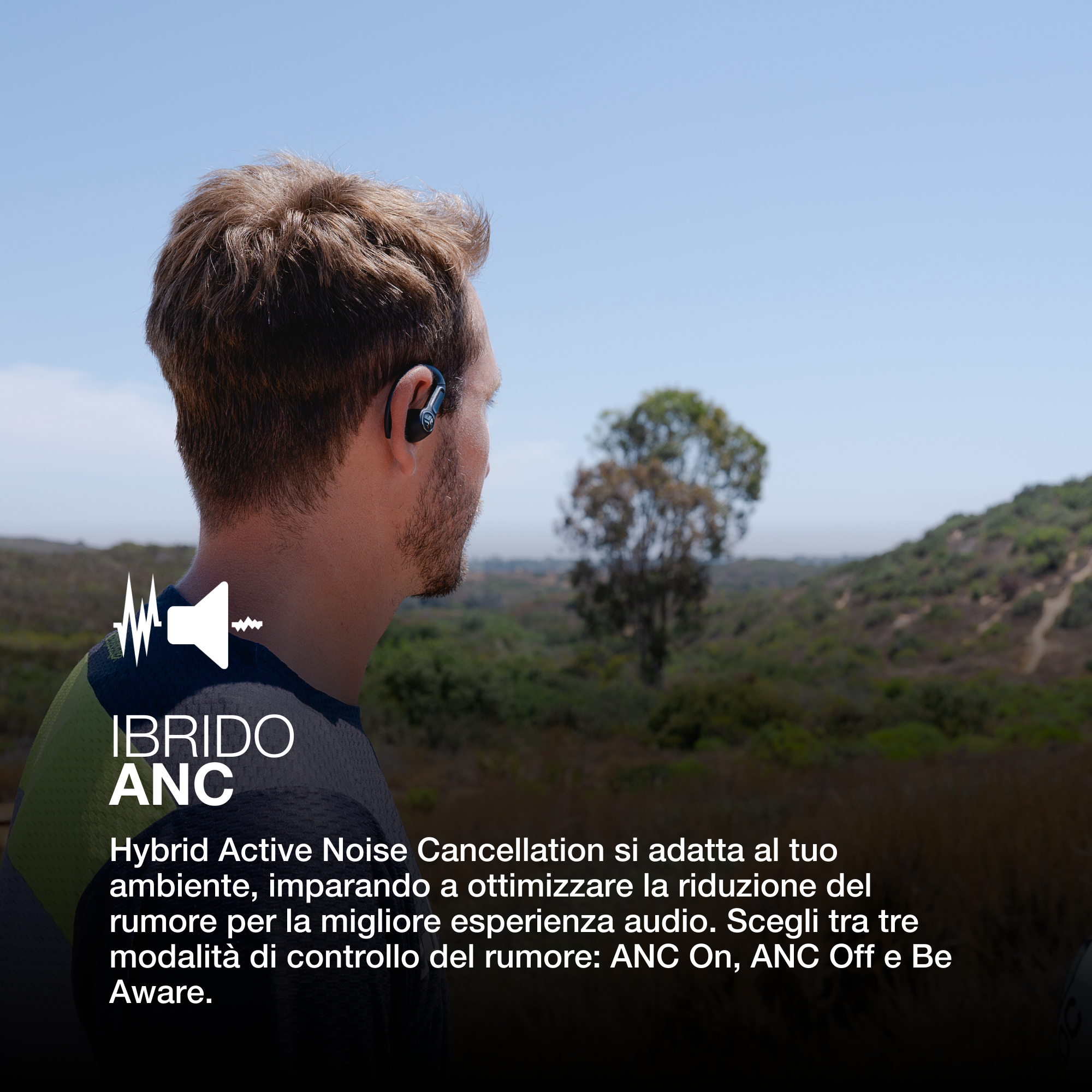 Un uomo con auricolari guarda il paesaggio. La sovrapposizione di testo dice 'Hybrid ANC'.