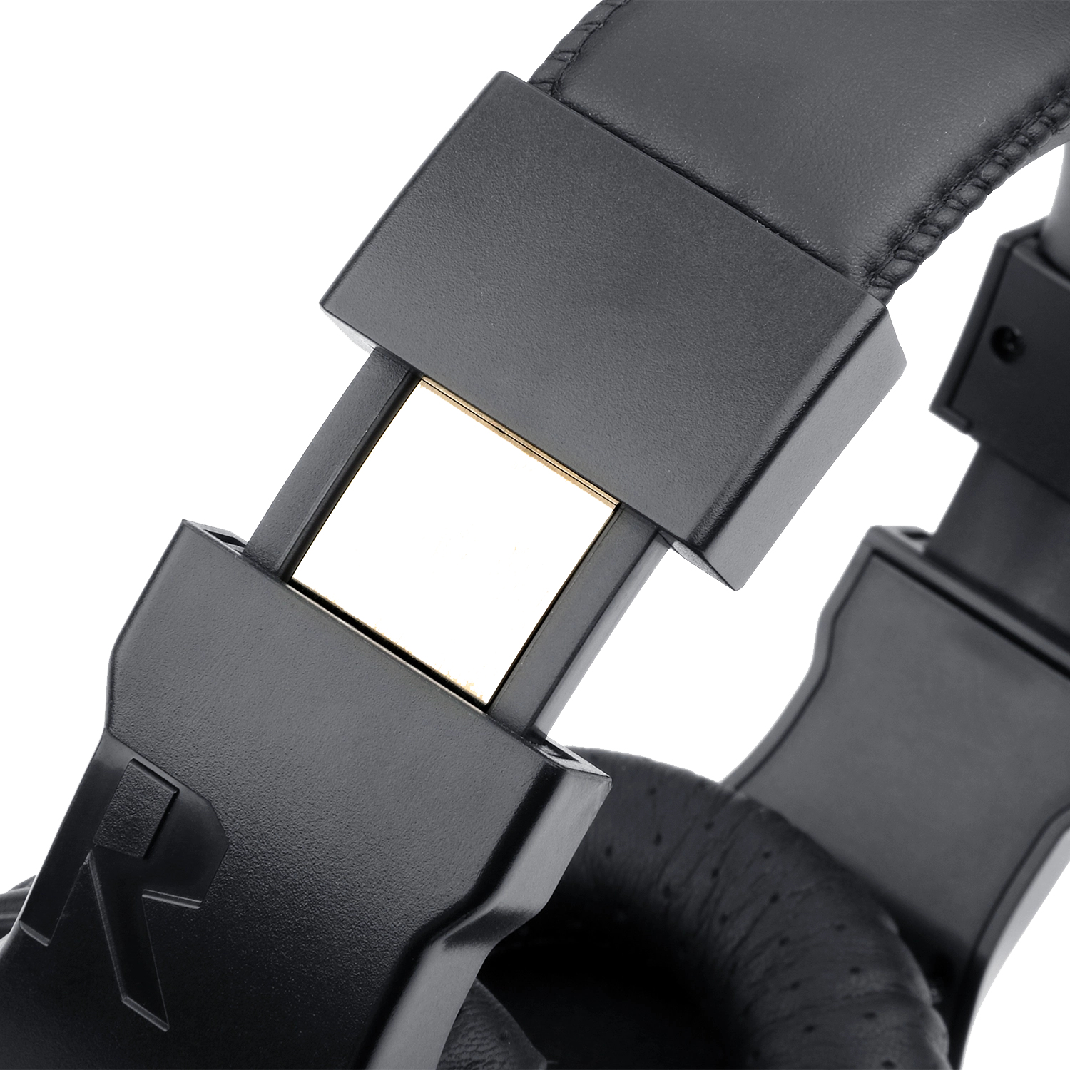 Primer plano de unos auriculares negros. Los auriculares tienen una diadema y orejeras negras. El fondo es blanco.