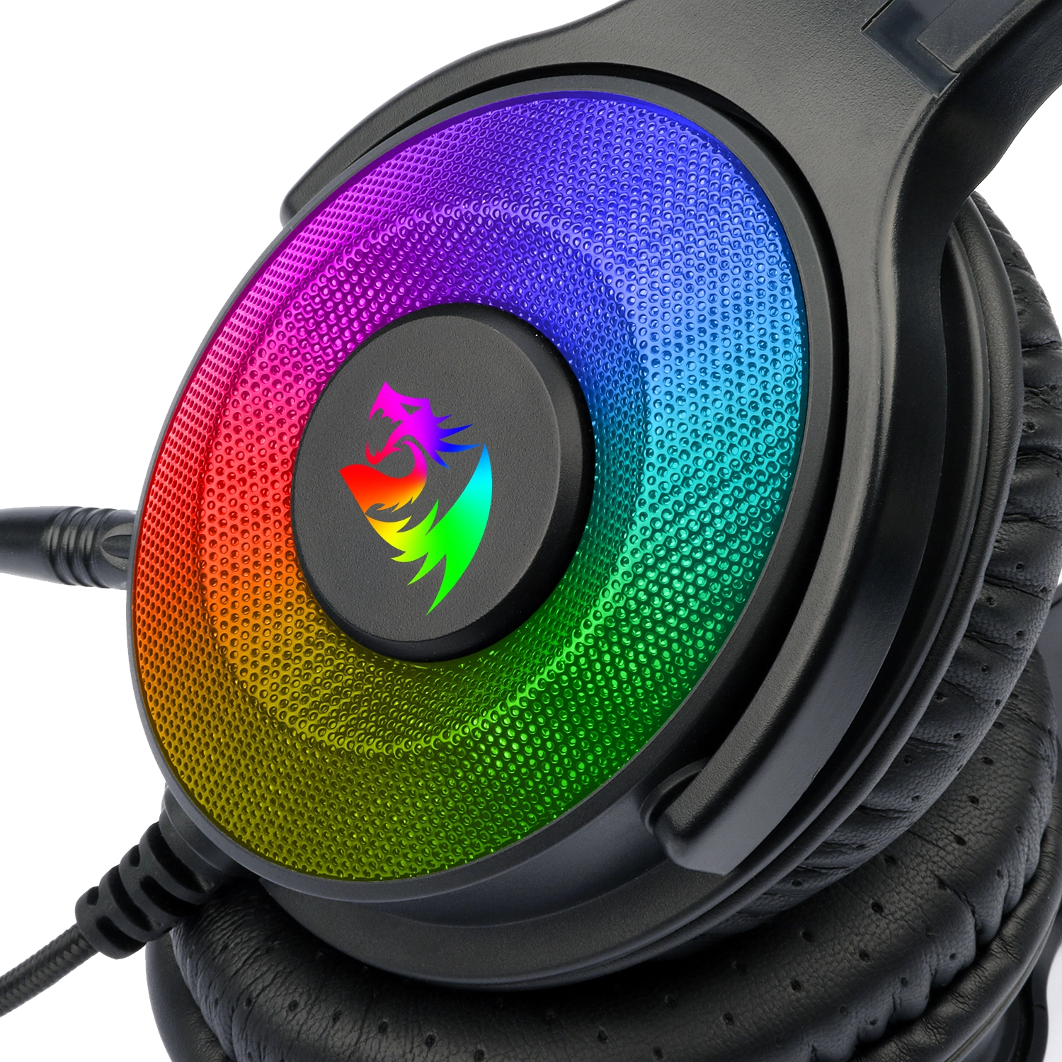 Primer plano de unos auriculares gaming. El auricular tiene un degradado arcoíris. Se ve un acolchado y cable negros.