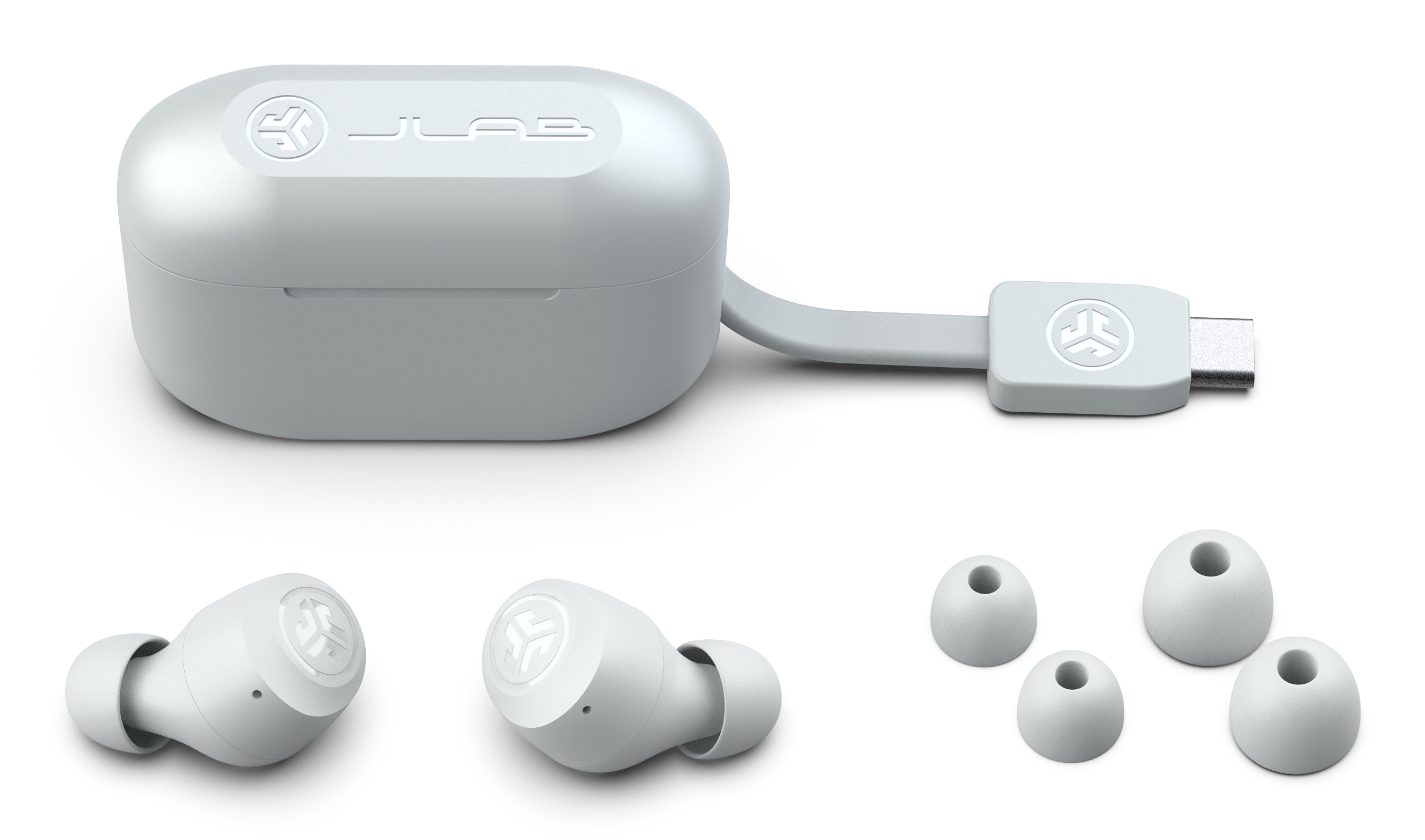 Un juego de auriculares JLab blancos. Incluye estuche de carga, auriculares, cable USB-C y puntas adicionales. Todo blanco.