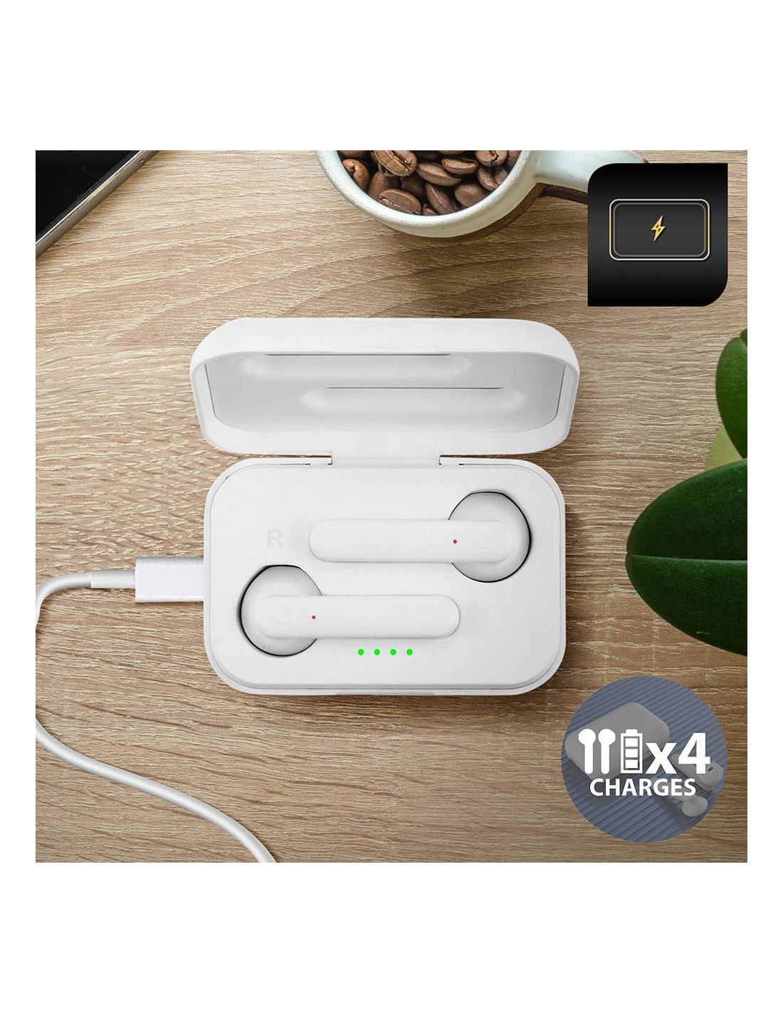 Witte oortelefoons in een open oplaadcase op een houten oppervlak. Koffiebonen, een telefoon en een oplaadindicator zijn ook aanwezig.