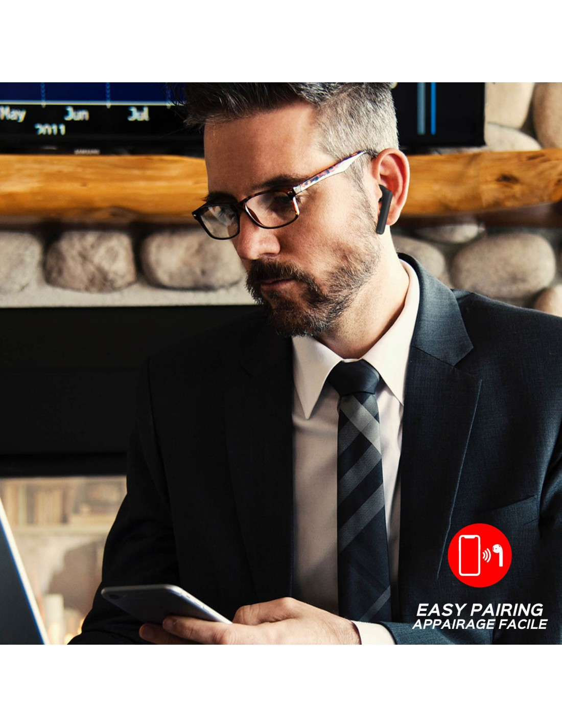 Un homme en costume portant des lunettes et des écouteurs, regardant son téléphone. Le texte et le logo d'appairage facile sont visibles à droite.