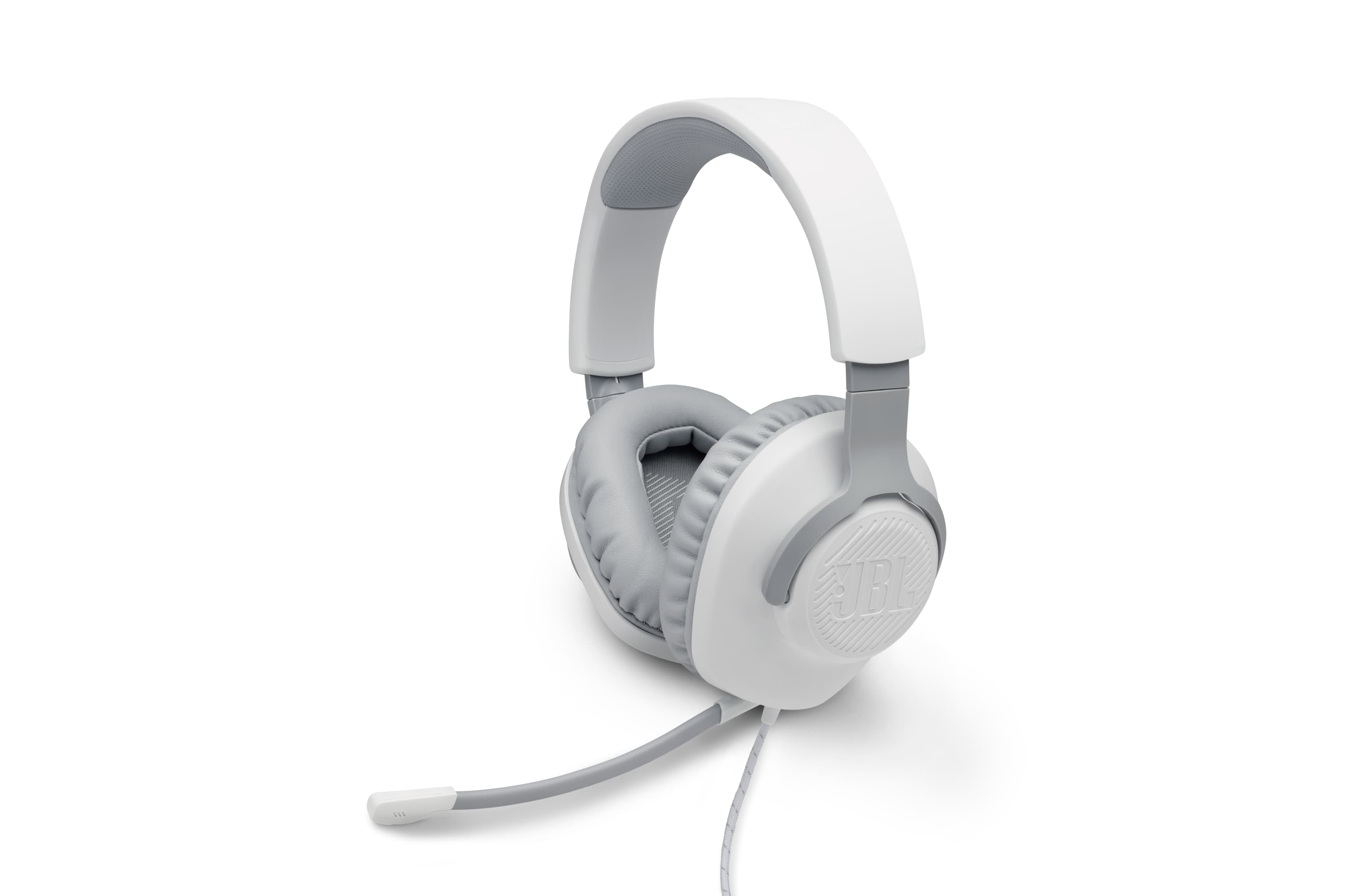 Auriculares para juegos JBL blancos y grises sobre un fondo blanco. Tiene un micrófono y un cable.