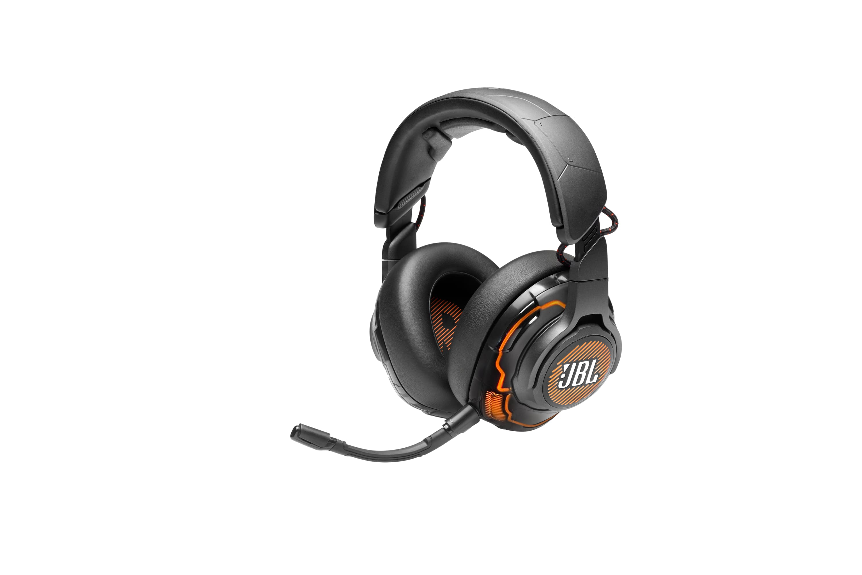 Czarne słuchawki dla graczy JBL z pomarańczowymi akcentami i mikrofonem na białym tle.