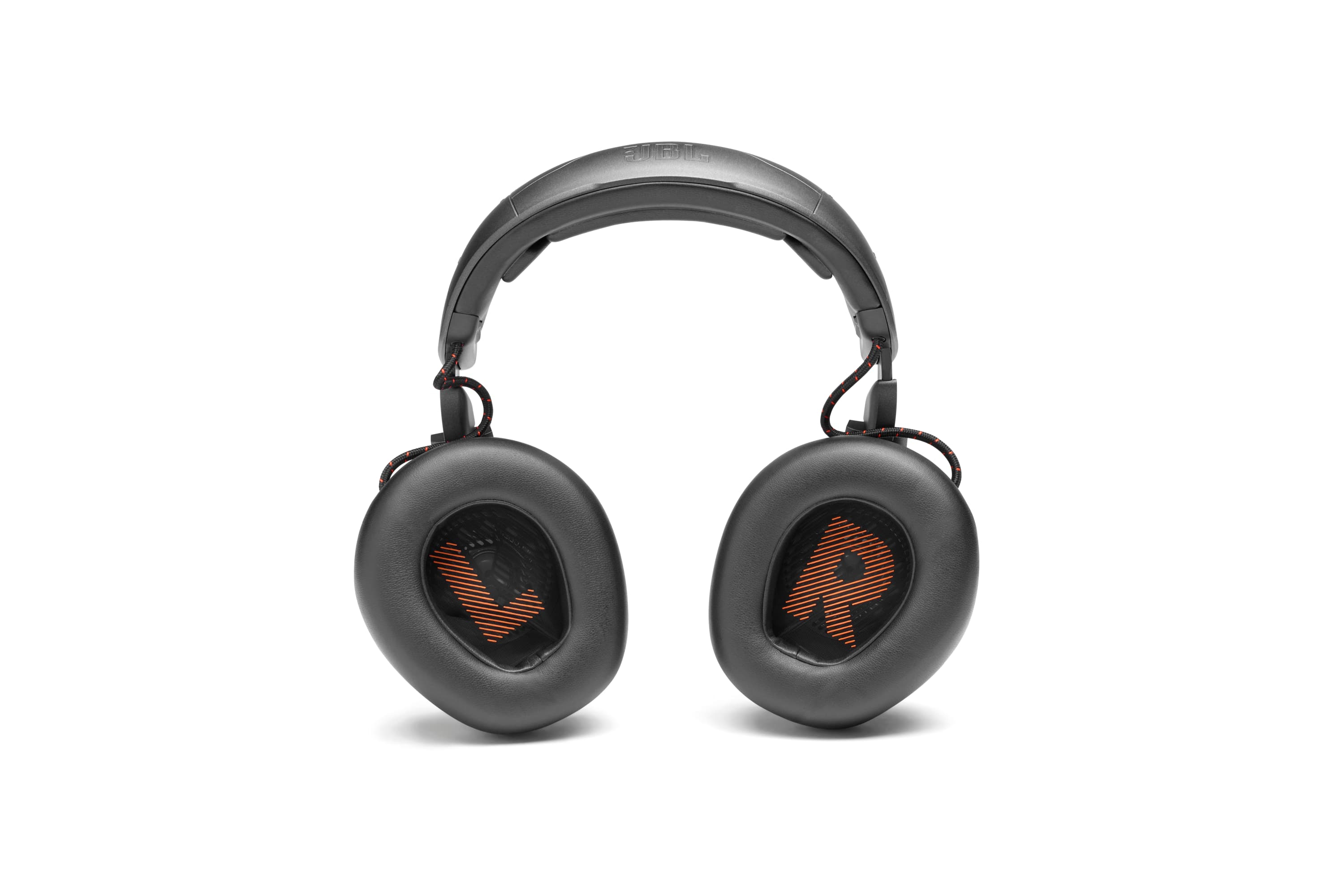 Czarne słuchawki z pomarańczowymi akcentami. Na nausznikach pomarańczowy wzór 'R'. Logo JBL na pałąku. Białe tło.