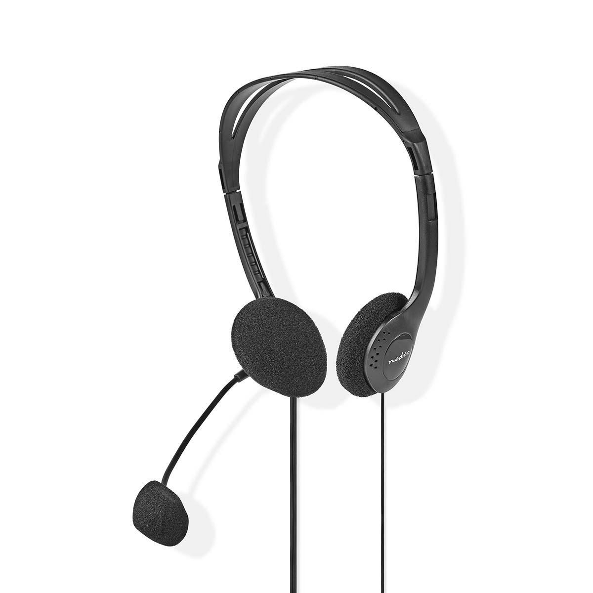 Zwarte headset met een microfoon op een witte achtergrond. De headset heeft twee oorschelpen en een hoofdband.