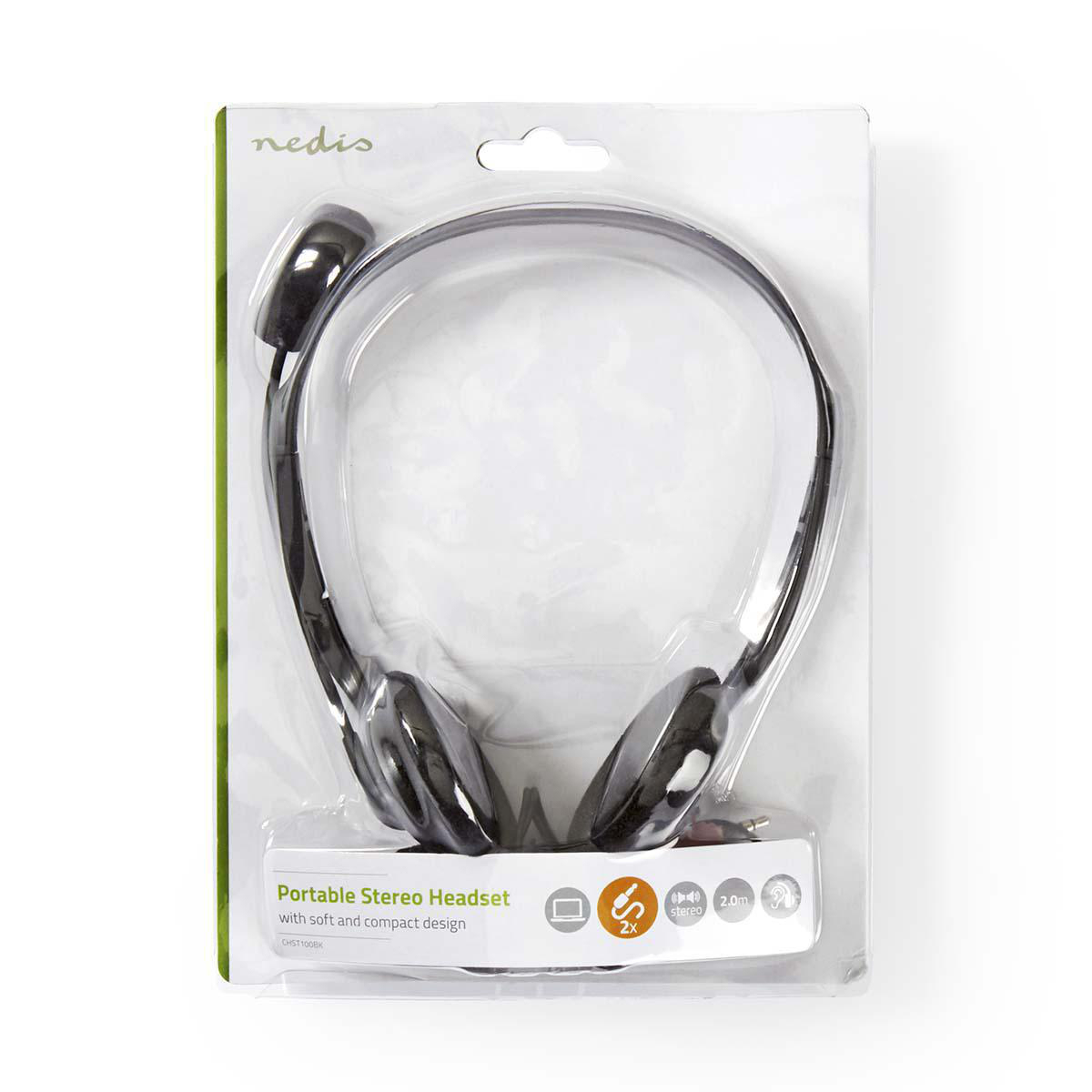 Een zwarte stereoheadset in een doorzichtige plastic verpakking. De verpakking heeft een groene rand en de merknaam 'nedis' is zichtbaar.