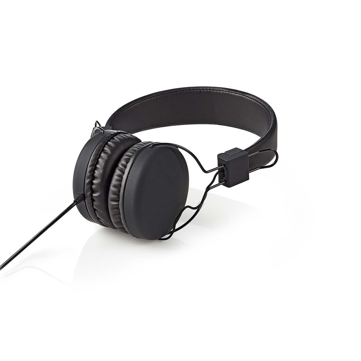 Schwarze Kopfhörer auf weißem Untergrund. Die Kopfhörer sind Over-Ear-Modelle mit gepolstertem Kopfband und Ohrmuscheln und Kabelanschluss.