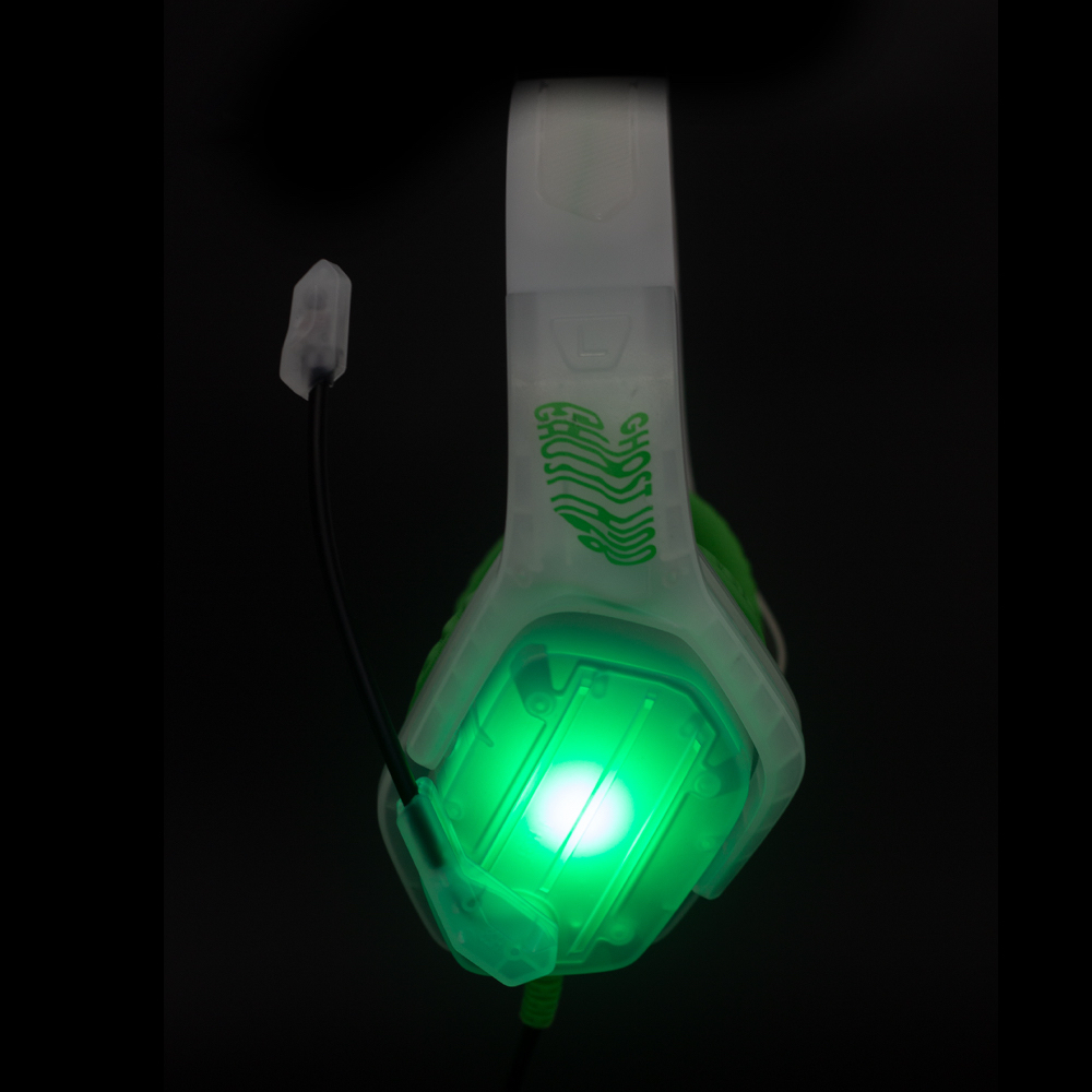 Cuffie da gioco verdi luminose. Plastica trasparente con dettagli verdi. Il microfono si estende dalla cuffia sinistra. Sfondo nero.