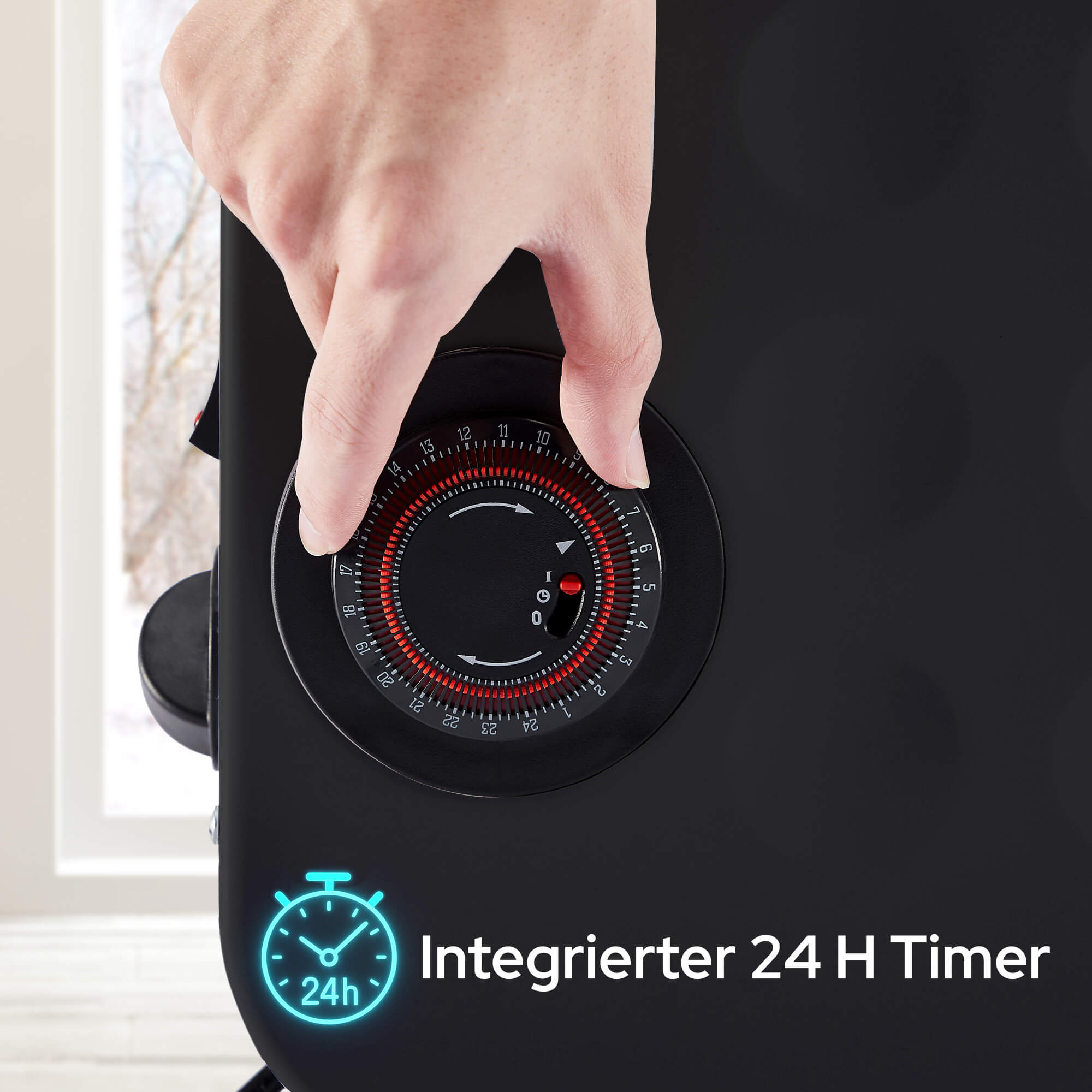 Eine Hand dreht ein schwarzes Zifferblatt mit roten Zahlen. Ein 24h-Timer-Symbol und der Text 'Integrierter 24 H Timer' sind sichtbar.