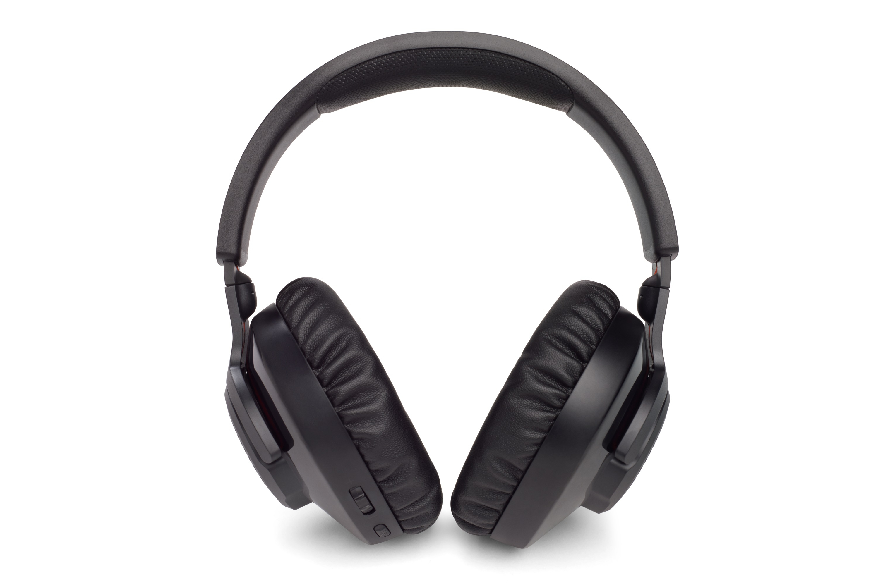Czarne słuchawki na białym tle. Słuchawki są wyśrodkowane, z nausznikami i pałąkiem.