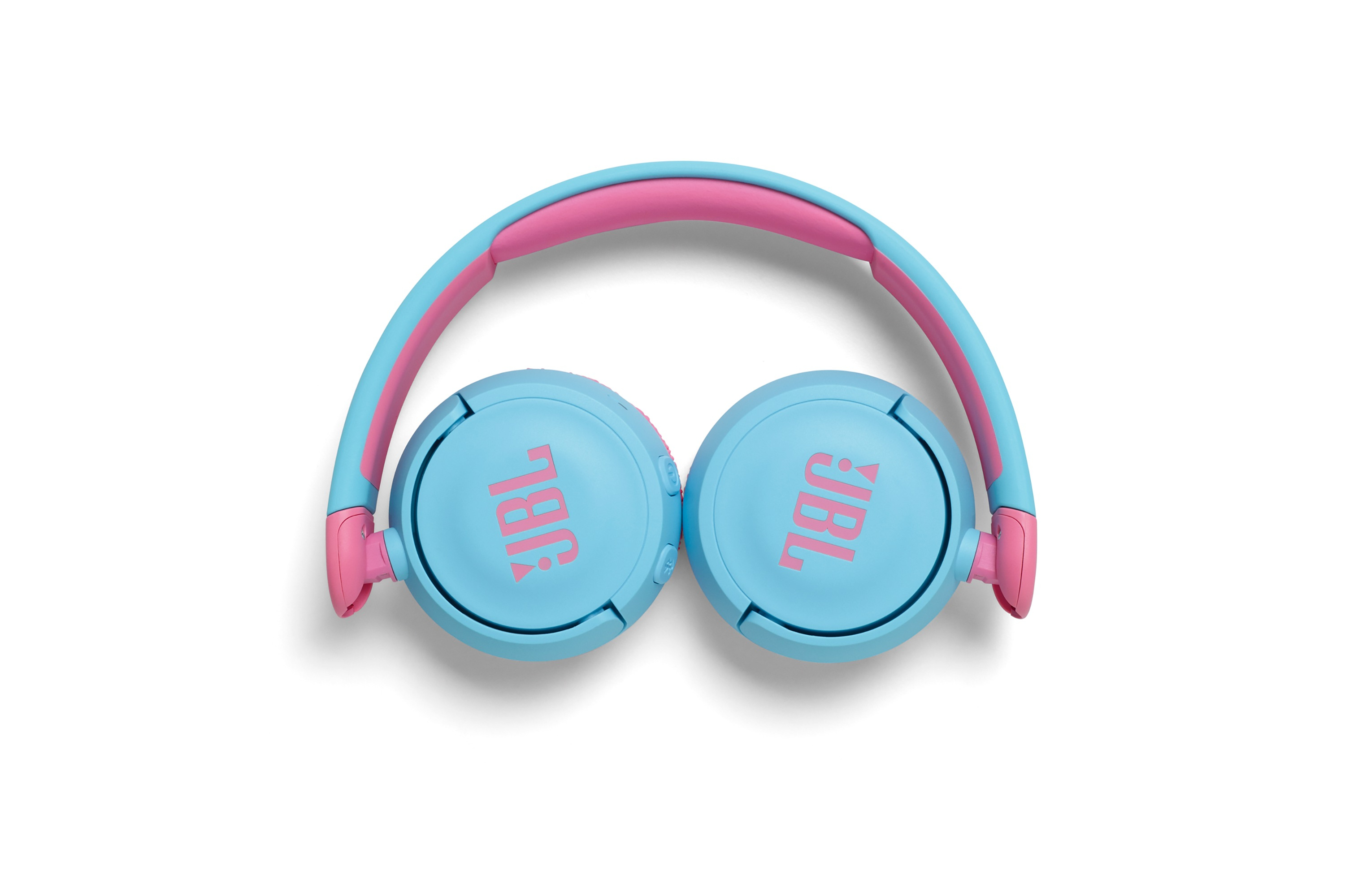 Blaue und rosa JBL-Kopfhörer auf weißem Hintergrund. Die Kopfhörer sind zusammengeklappt.