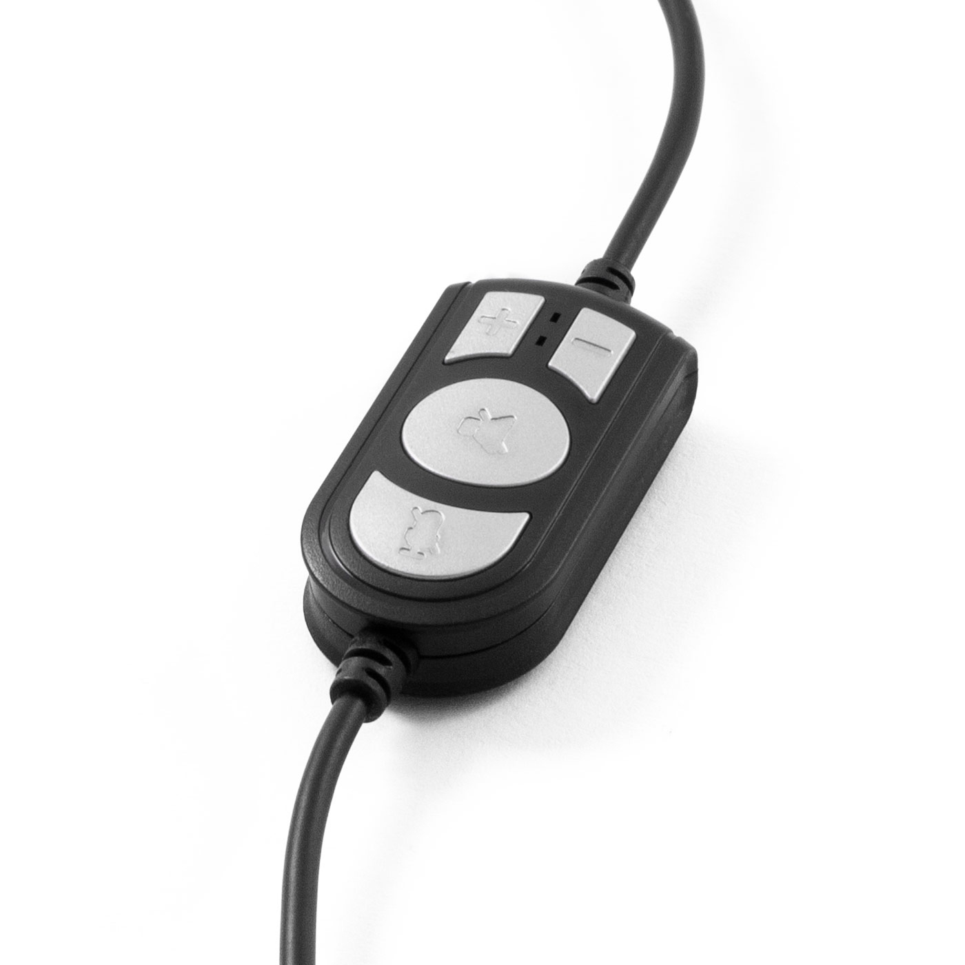 Un primo piano di un controllo audio nero con pulsanti e un cavo su sfondo bianco. I pulsanti includono controlli del volume e un pulsante di disattivazione.